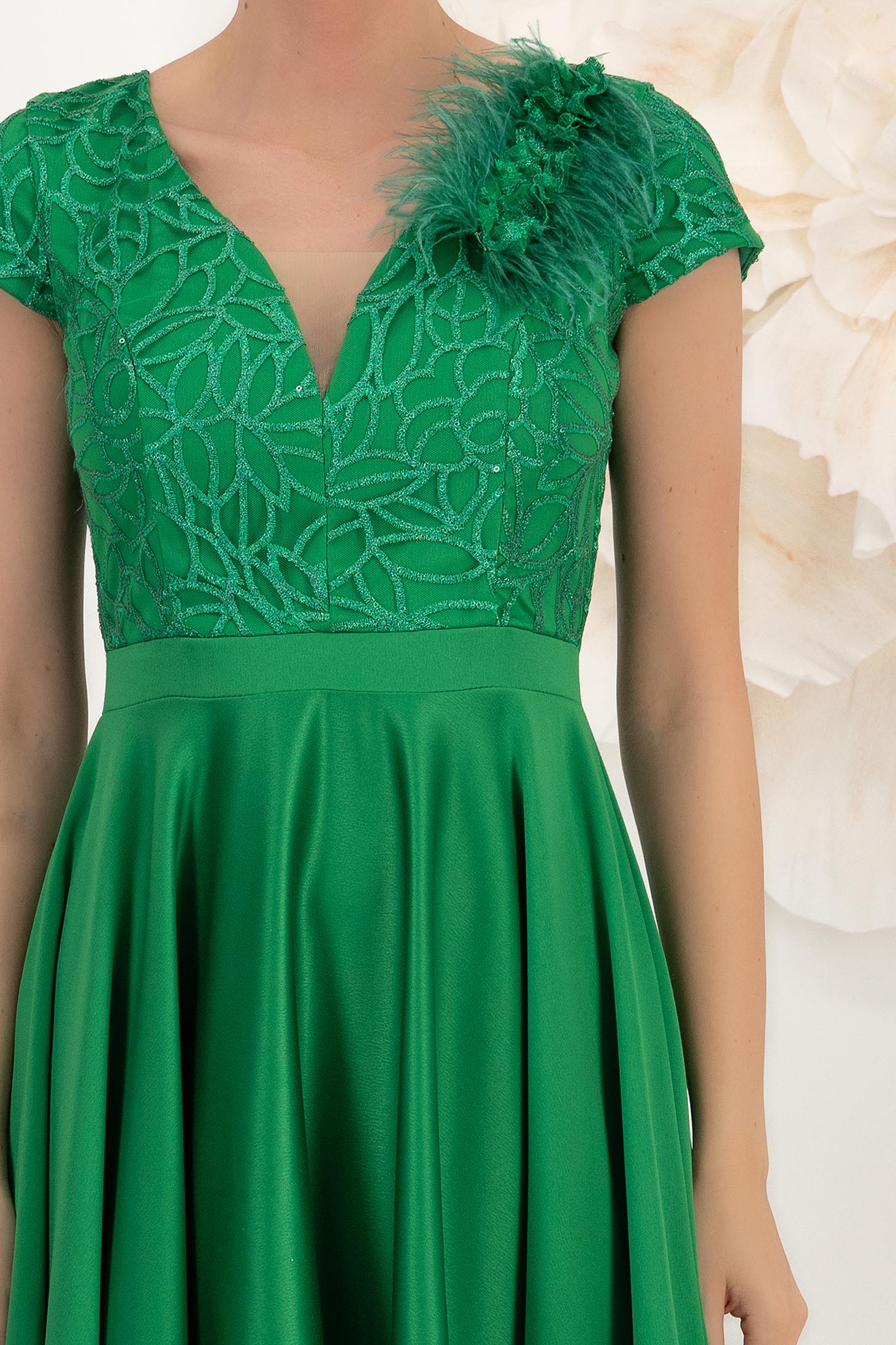 Rochie din tafta elastica si dantela verde midi in clos accesorizata cu brosa cu pene - StarShinerS 6 - StarShinerS.ro