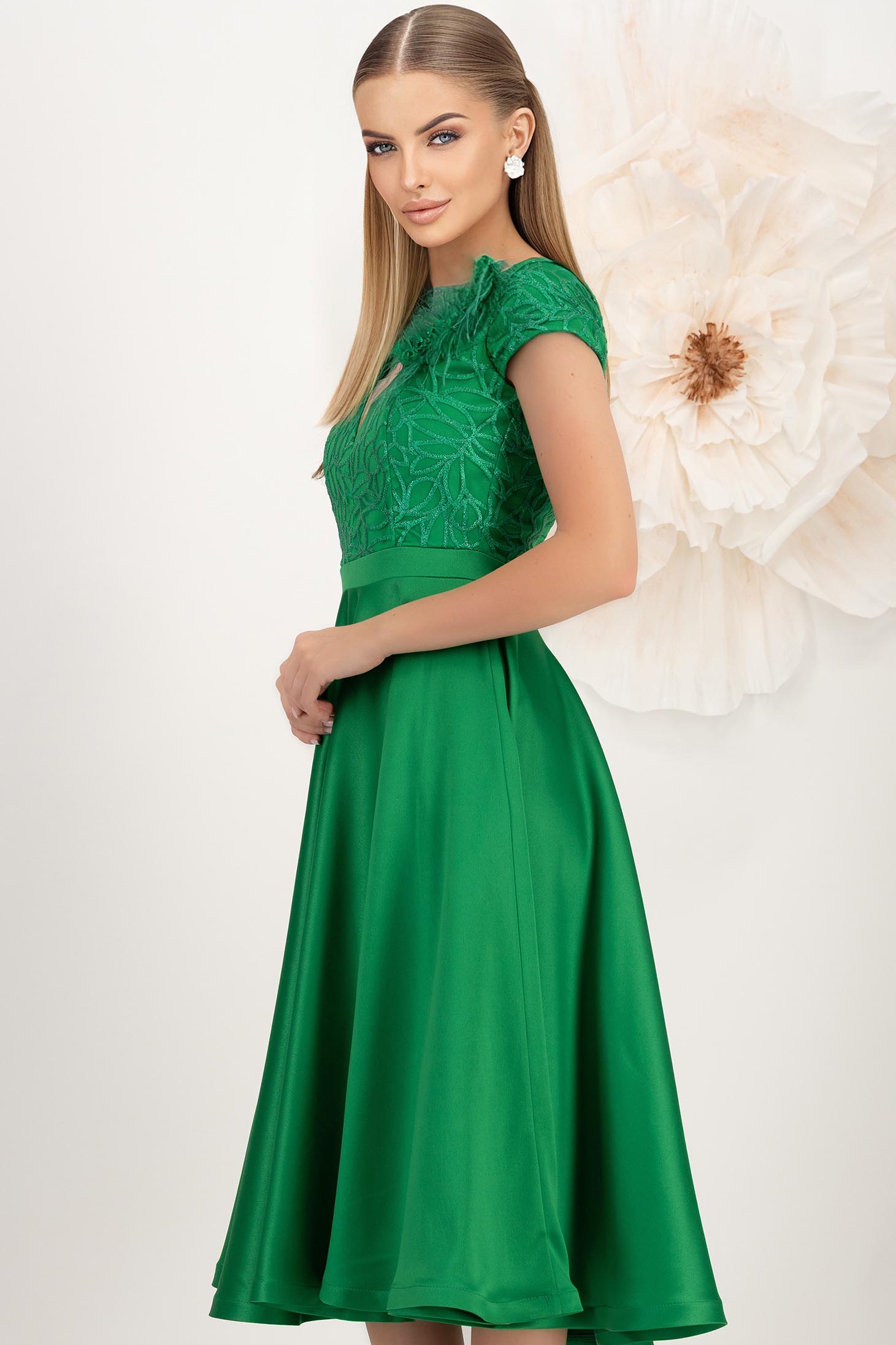 Rochie din tafta elastica si dantela verde midi in clos accesorizata cu brosa cu pene - StarShinerS 2 - StarShinerS.ro