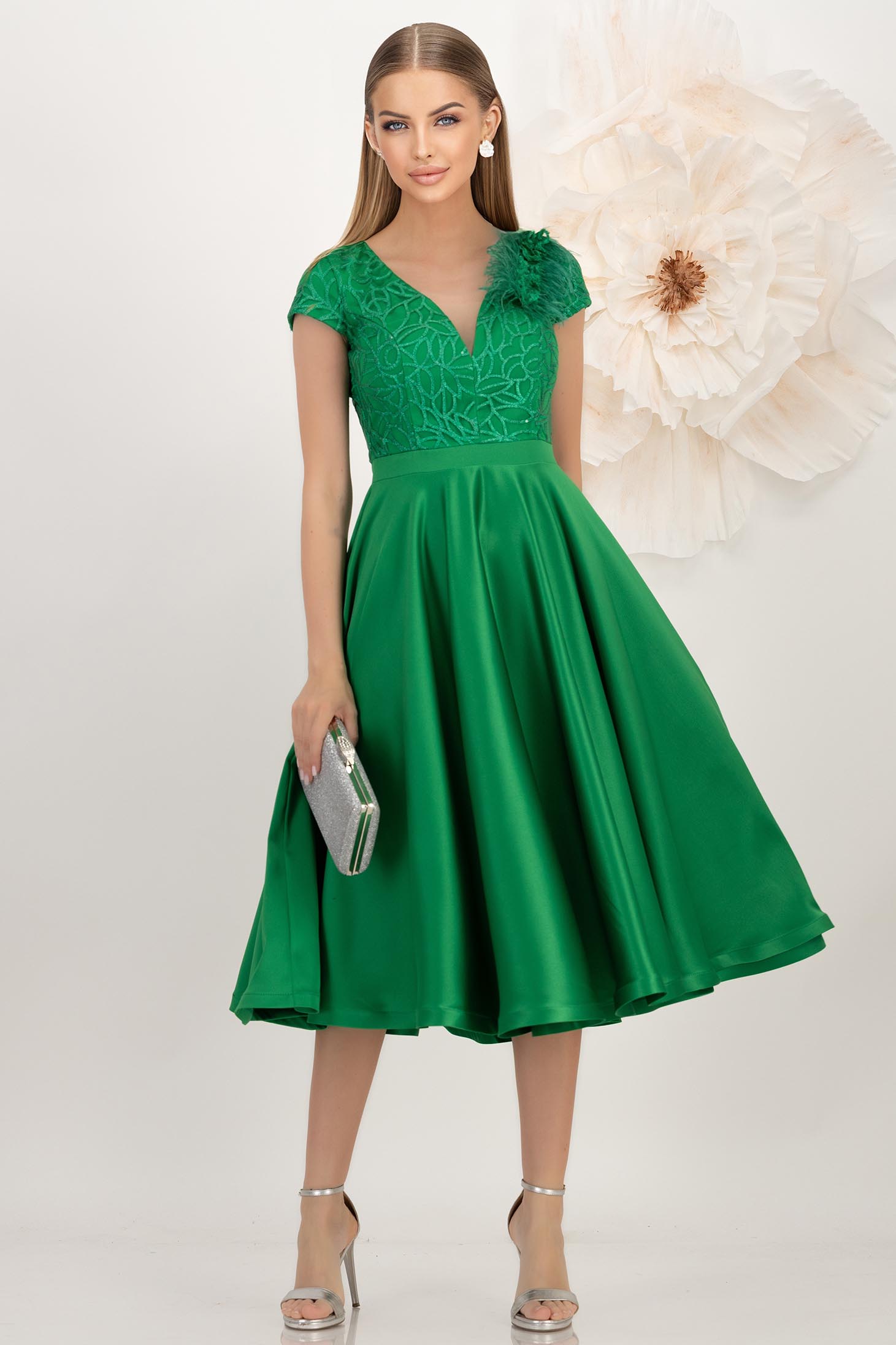 Rochie din tafta elastica si dantela verde midi in clos accesorizata cu brosa cu pene - StarShinerS 3 - StarShinerS.ro