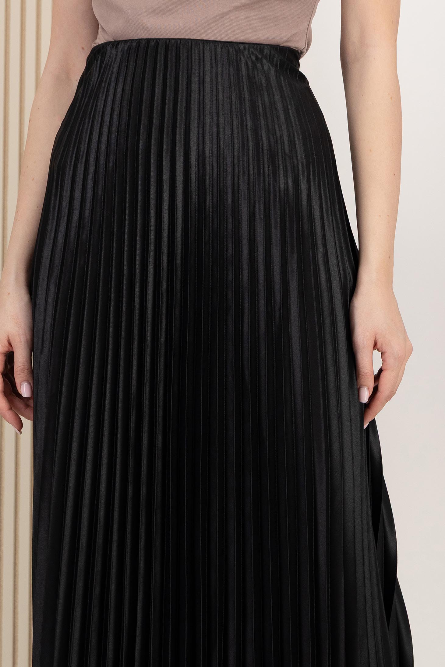 Fusta neagra plisata din lycra midi in clos cu elastic in talie 5 - StarShinerS.ro