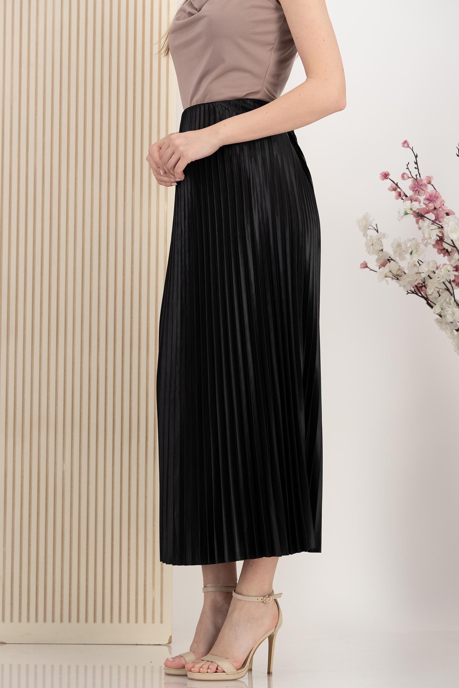 Fusta neagra plisata din lycra midi in clos cu elastic in talie 3 - StarShinerS.ro