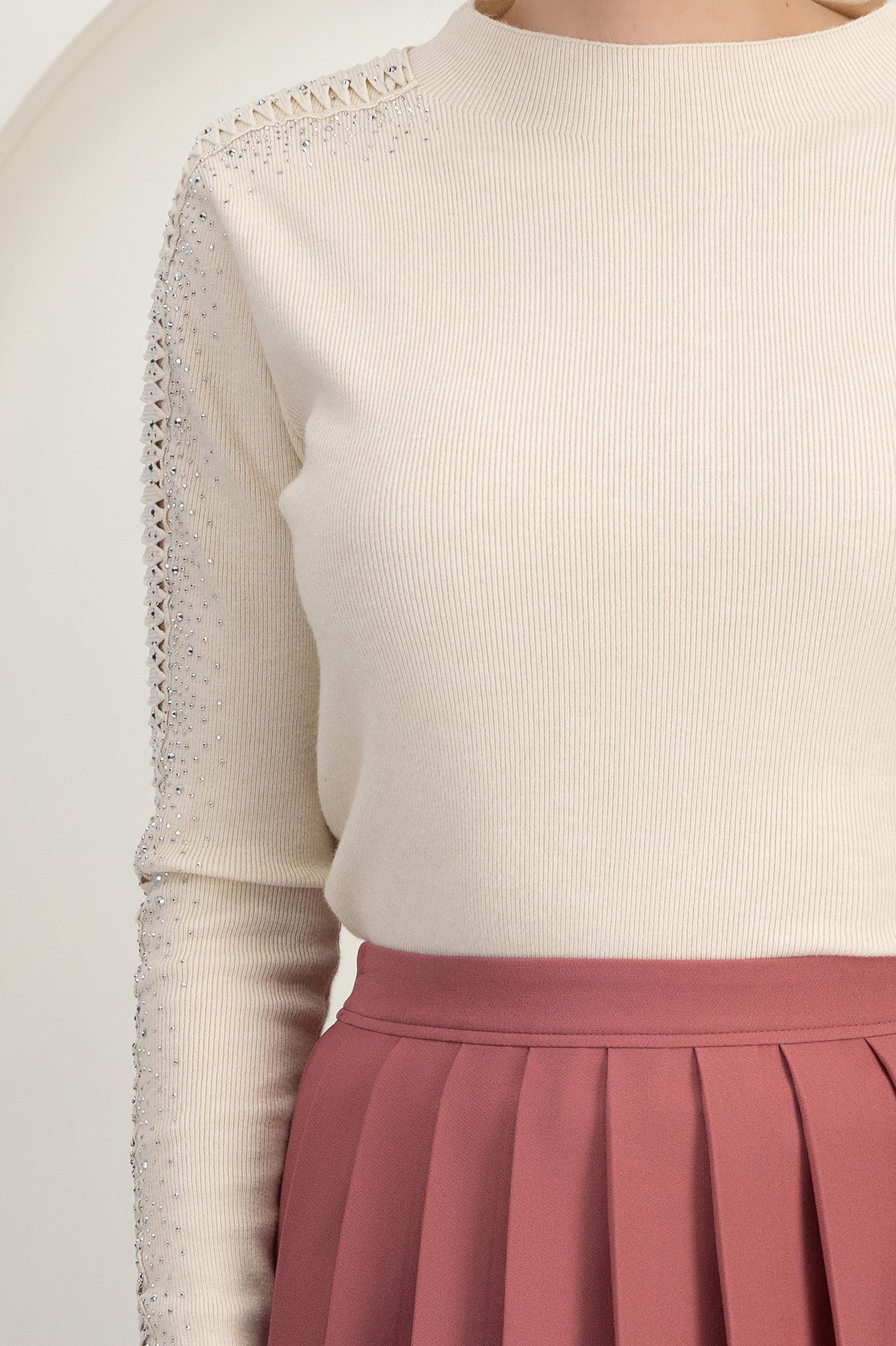 Bluza dama din tricot fin bej cu croi larg accesorizata cu pietre strass 6 - StarShinerS.ro