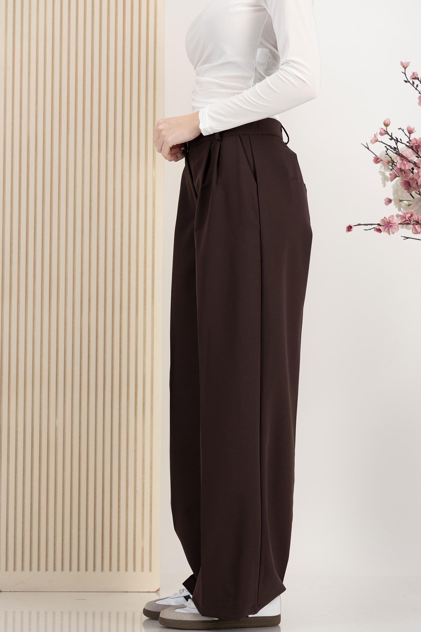 Pantaloni din stofa elastica maro-inchis evazati cu betelie dubla si buzunare laterale 3 - StarShinerS.ro