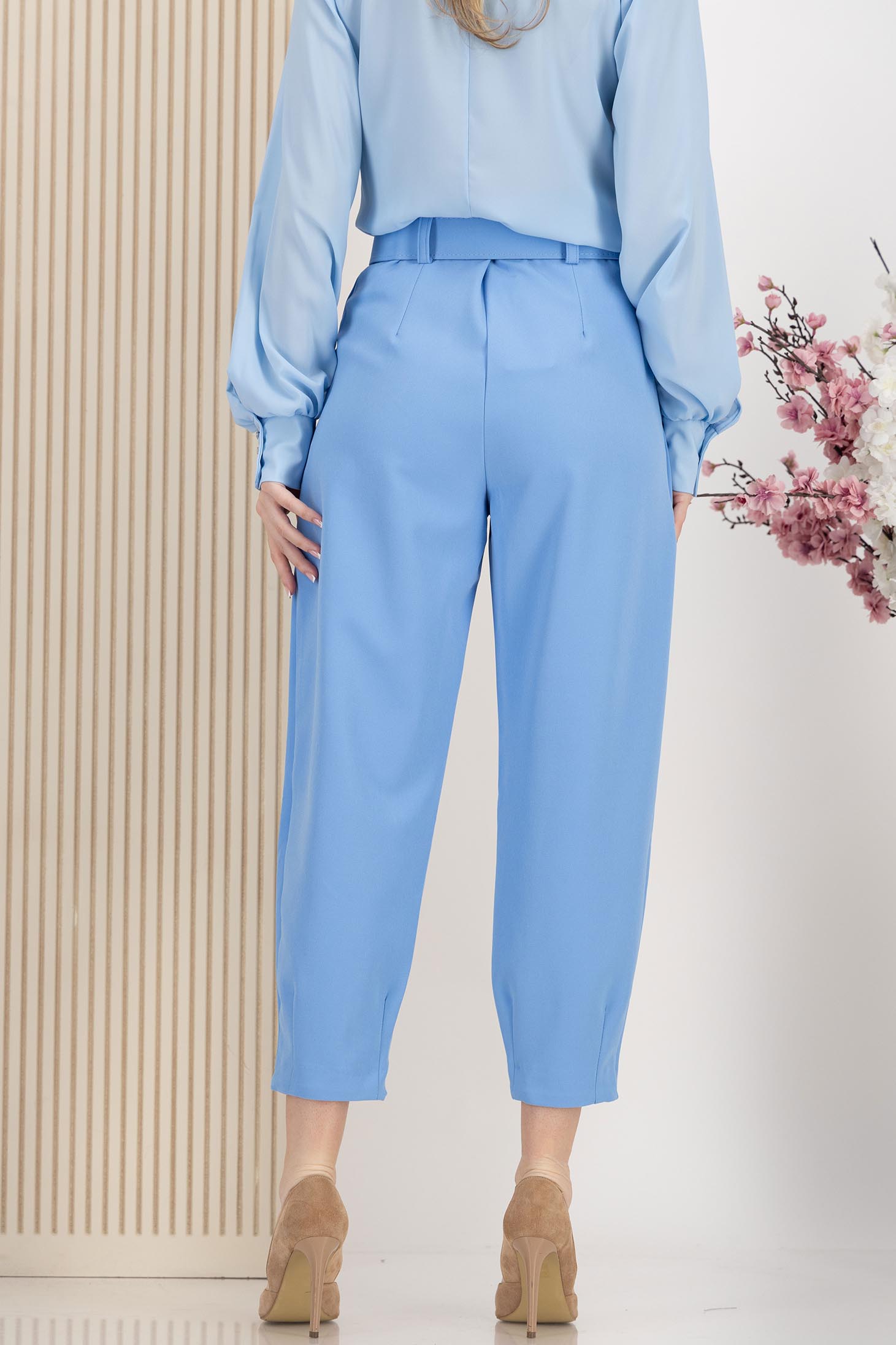 Pantaloni din bumbac albastru-deschis cu buzunare frontale si accesoriu tip curea 4 - StarShinerS.ro