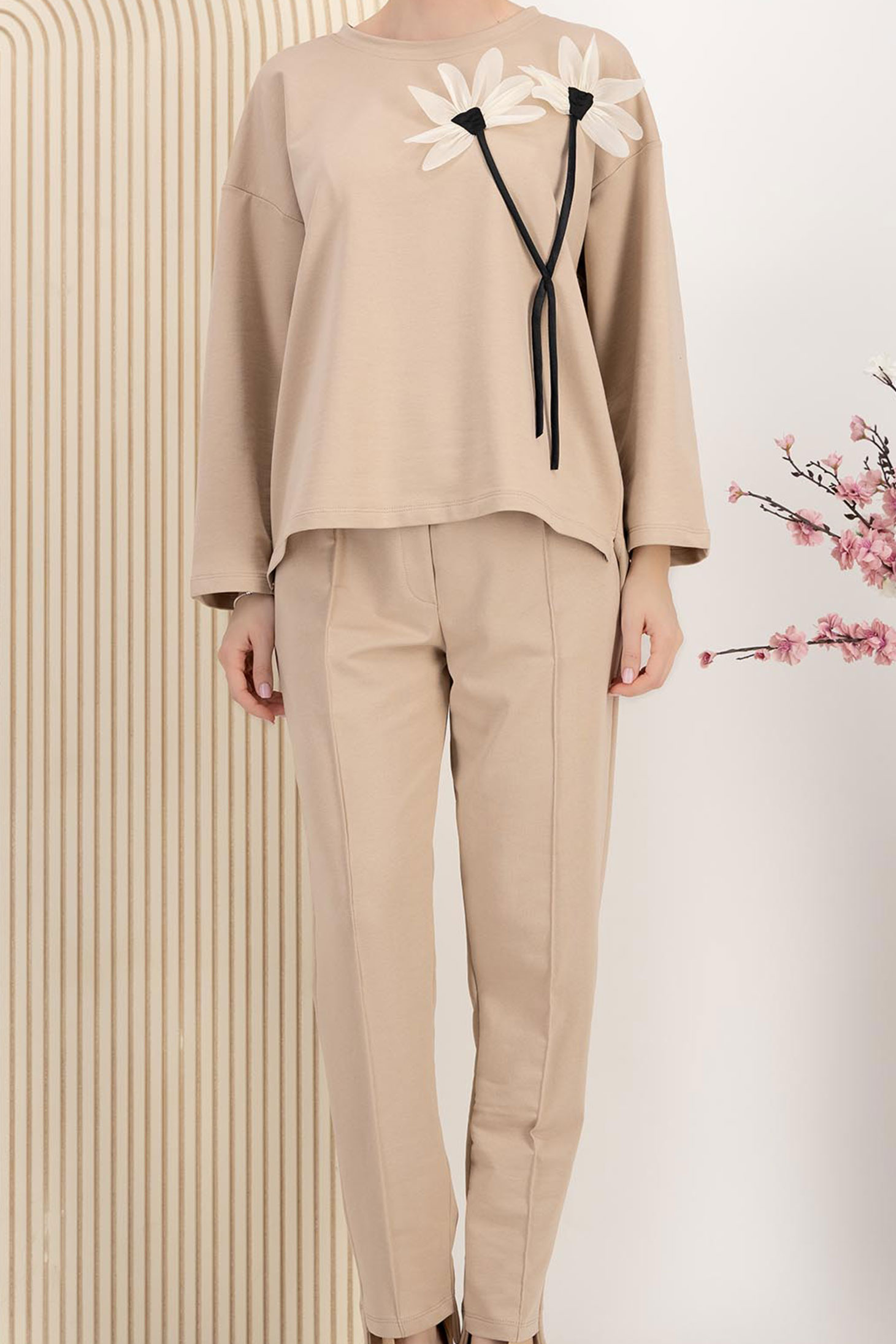 Trening din bumbac elastic crem cu elastic in talie si aplicatii florale frontale 4 - StarShinerS.ro