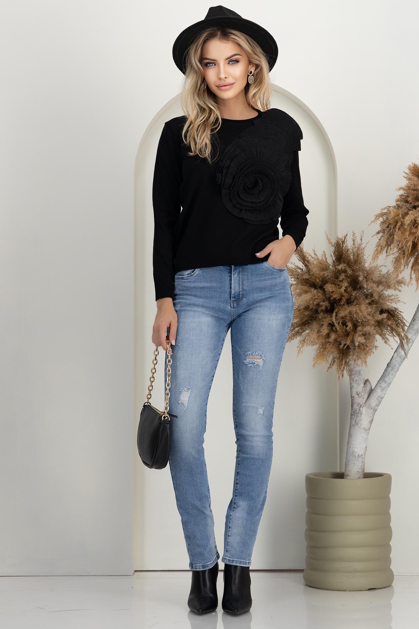 Bluza dama din tricot neagra cu croi larg si aplicatie florala 3D 3 - StarShinerS.ro