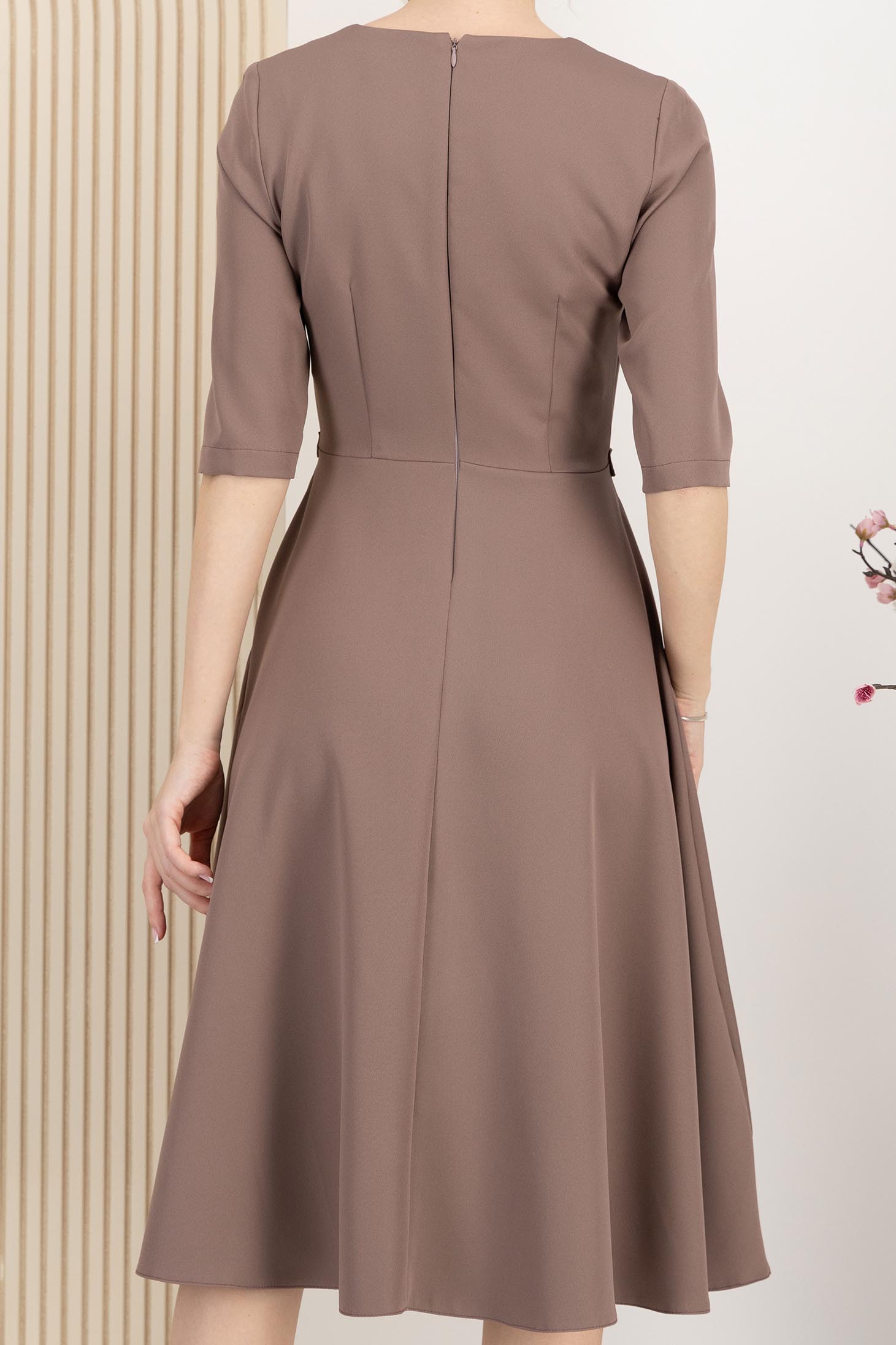 Rochie din stofa elastica mocha midi in clos cu accesoriu tip curea - StarShinerS 4 - StarShinerS.ro
