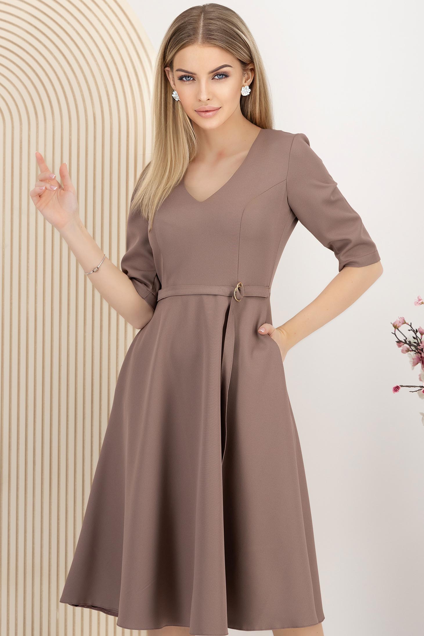 StarShinerS.ro Rochie din stofa elastica mocha midi in clos cu accesoriu tip curea - StarShinerS