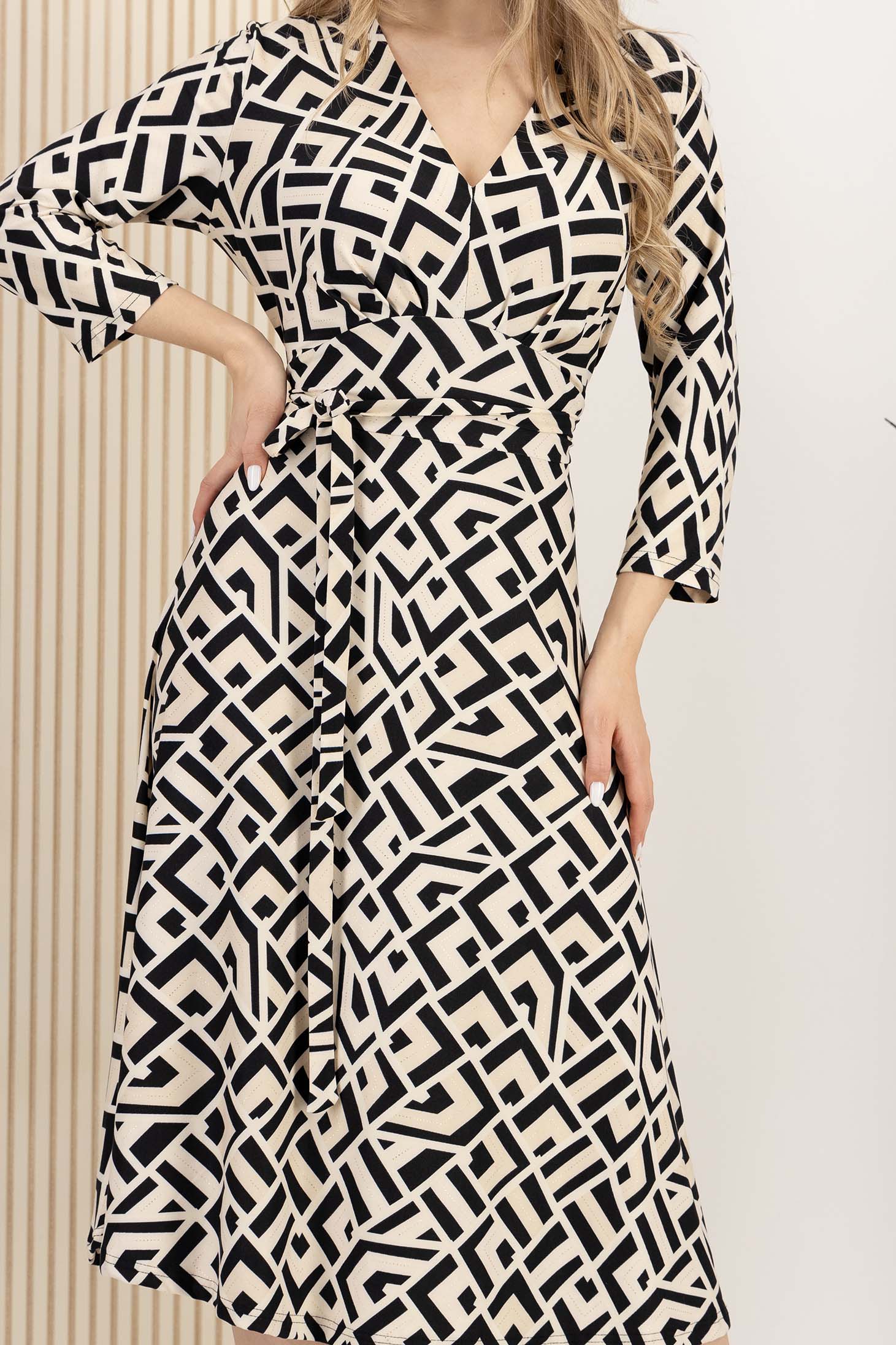 Rochie din lycra bej midi in clos cu decolteu in v - StarShinerS 4 - StarShinerS.ro