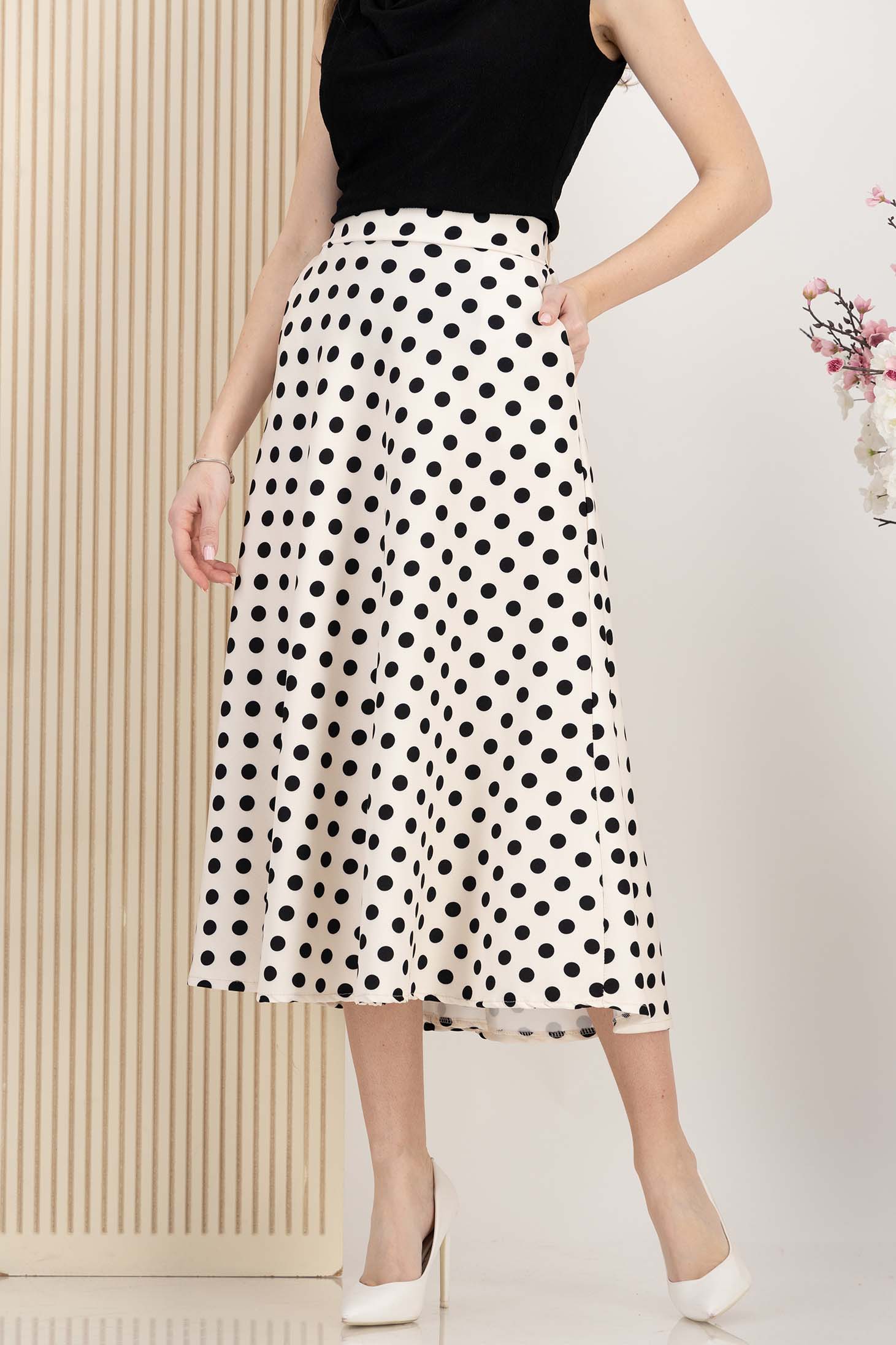 Fusta din stofa elastica alba midi in clos cu elastic in talie si buzunare laterale 4 - StarShinerS.ro