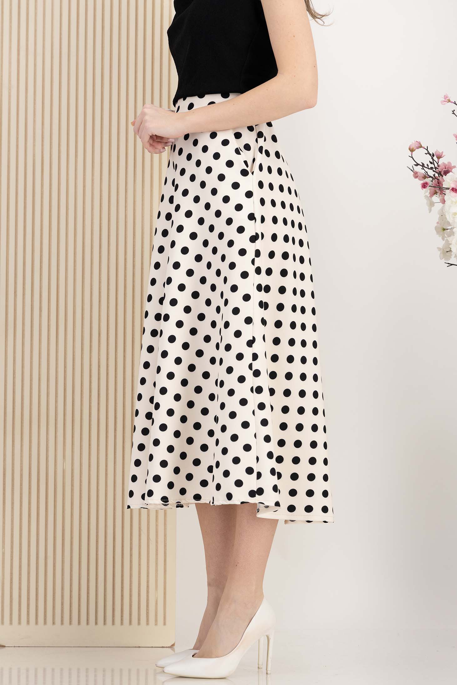Fusta din stofa elastica alba midi in clos cu elastic in talie si buzunare laterale 3 - StarShinerS.ro