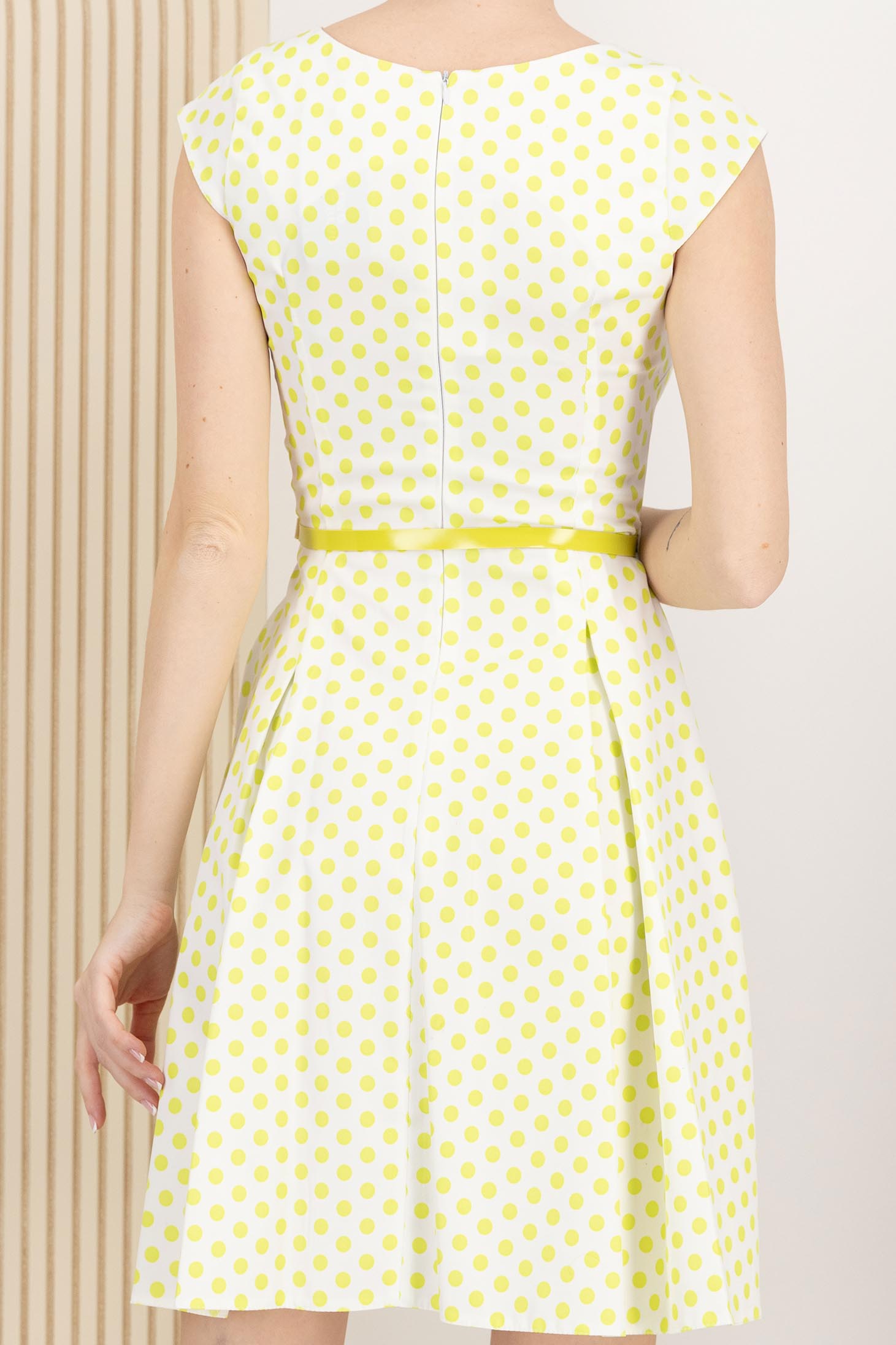 Rochie cu buline din stofa elastica verde lime in clos cu accesoriu tip curea 4 - StarShinerS.ro