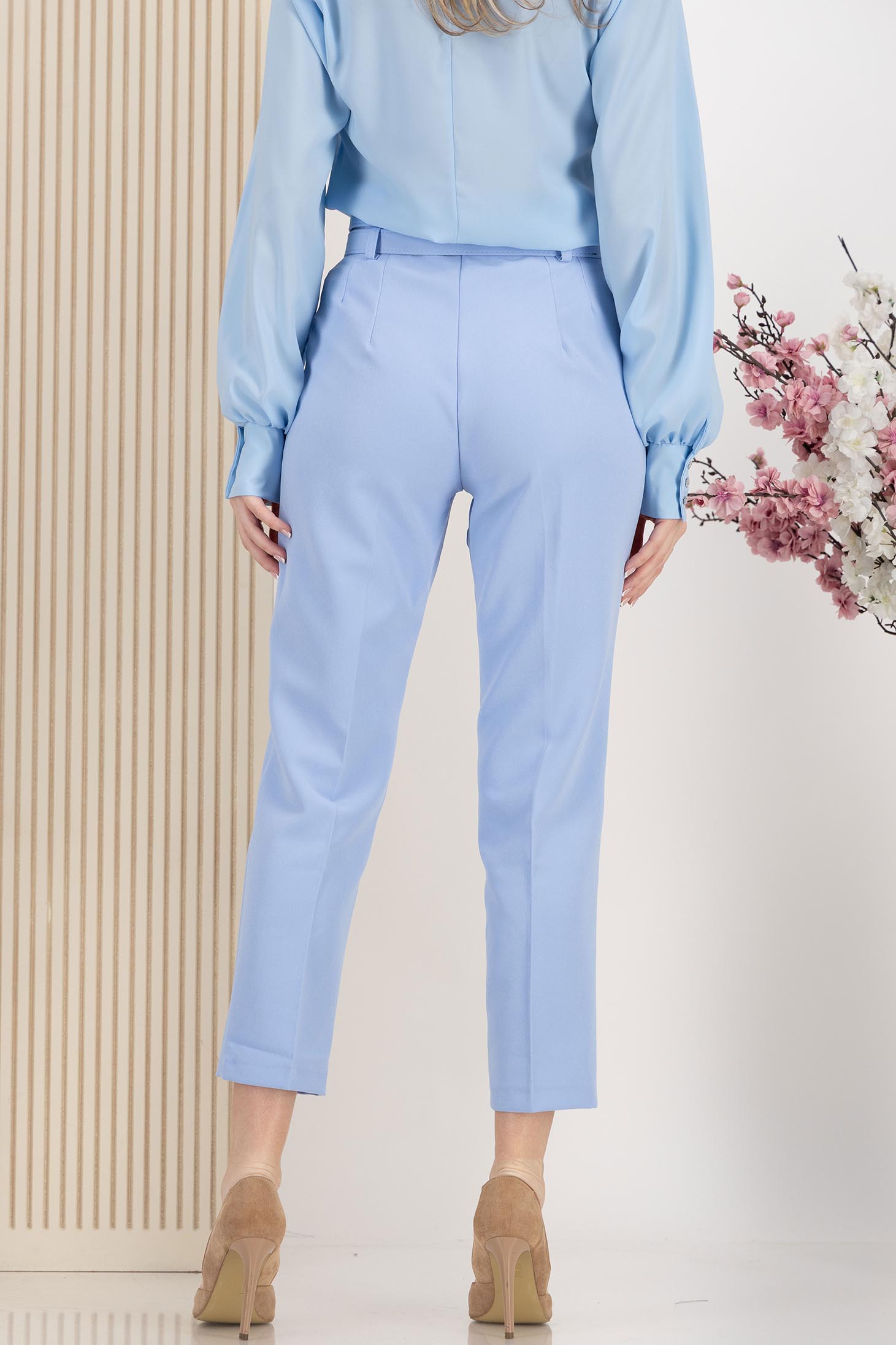 Pantaloni lungi din stofa elastica albastru-deschis cu un croi drept si accesorii tip curea 4 - StarShinerS.ro