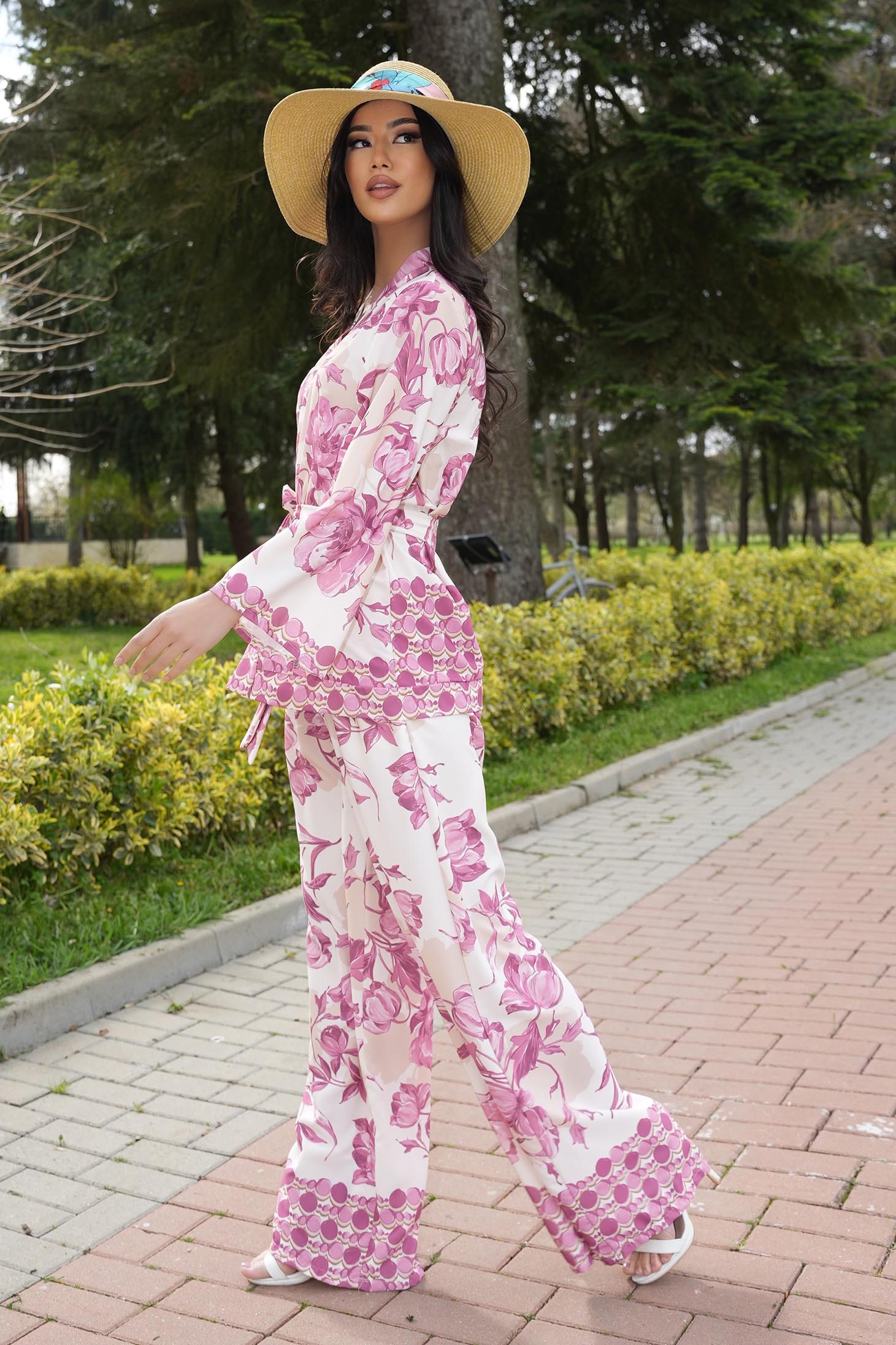 Compleu din material subtire roz pudra cu un croi larg si elastic in talie cu buzunare laterale 7 - StarShinerS.ro