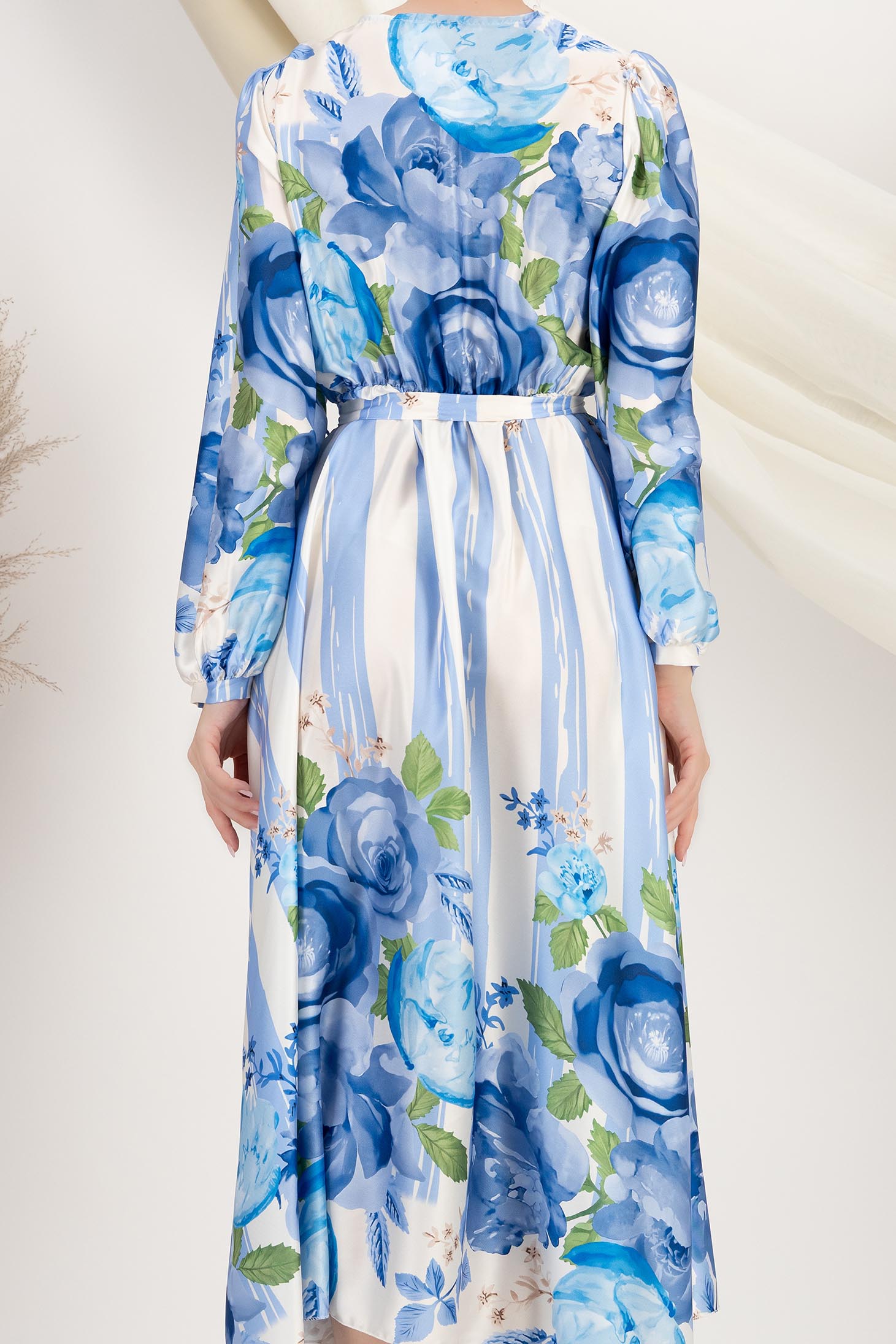 Rochie din material fluid albastra midi in clos cu elastic in talie accesorizata cu brosa si cordon 5 - StarShinerS.ro