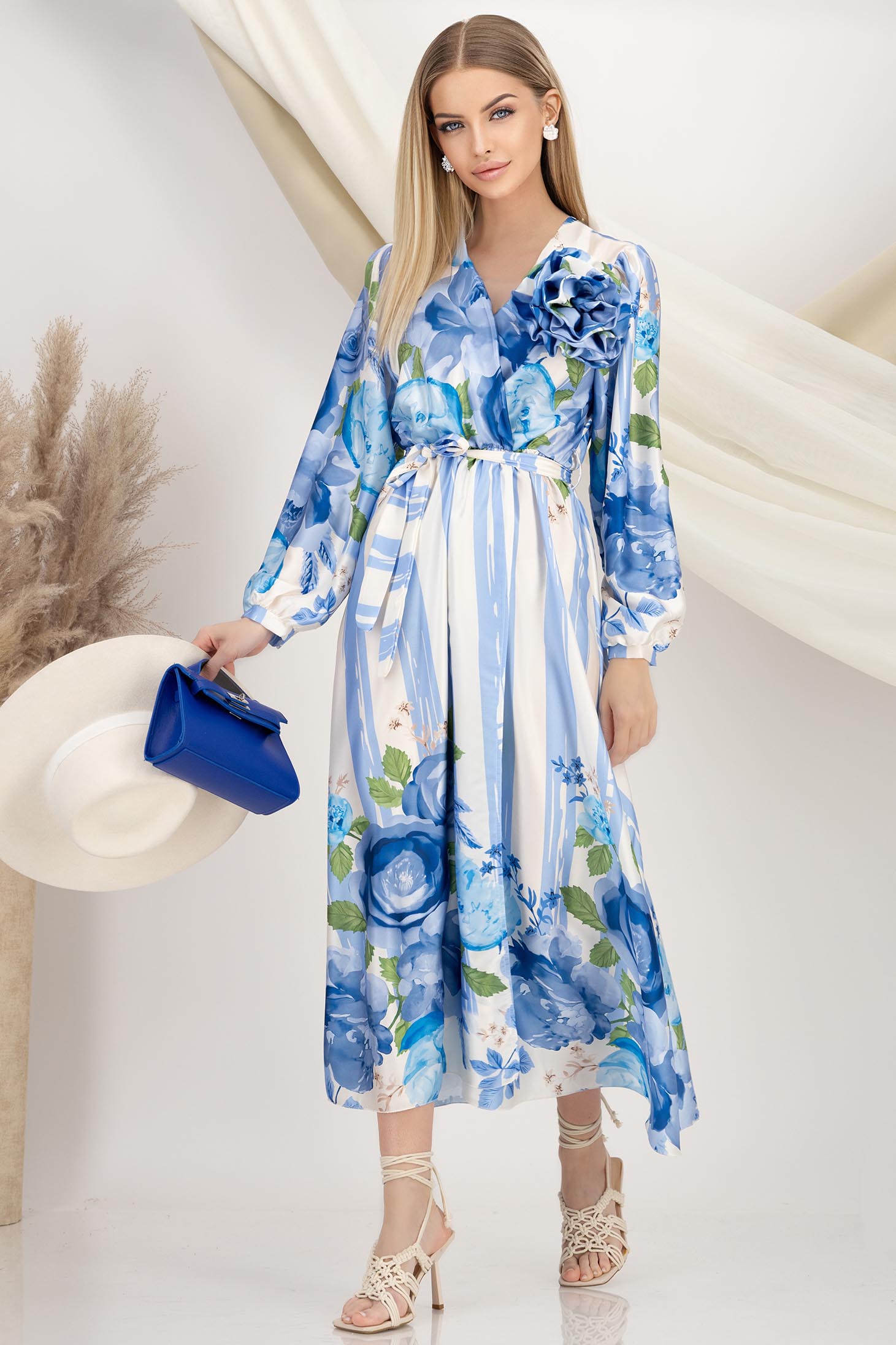 Rochie din material fluid albastra midi in clos cu elastic in talie accesorizata cu brosa si cordon 4 - StarShinerS.ro