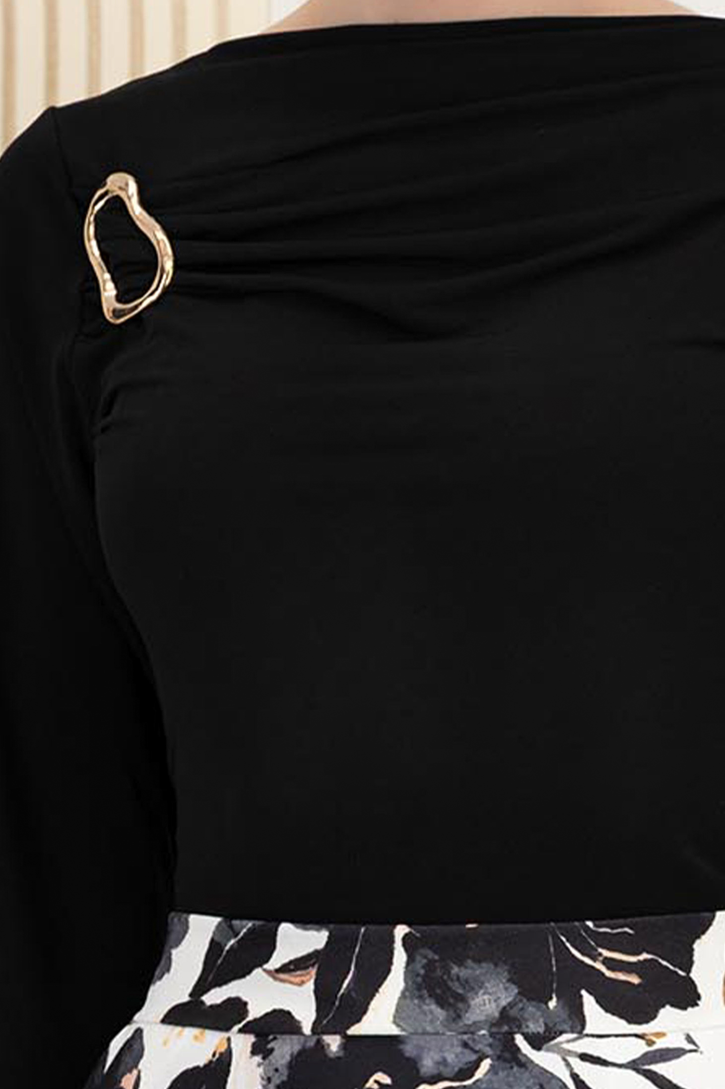 Bluza dama din lycra neagra cu croi larg si detaliu modern frontal 6 - StarShinerS.ro