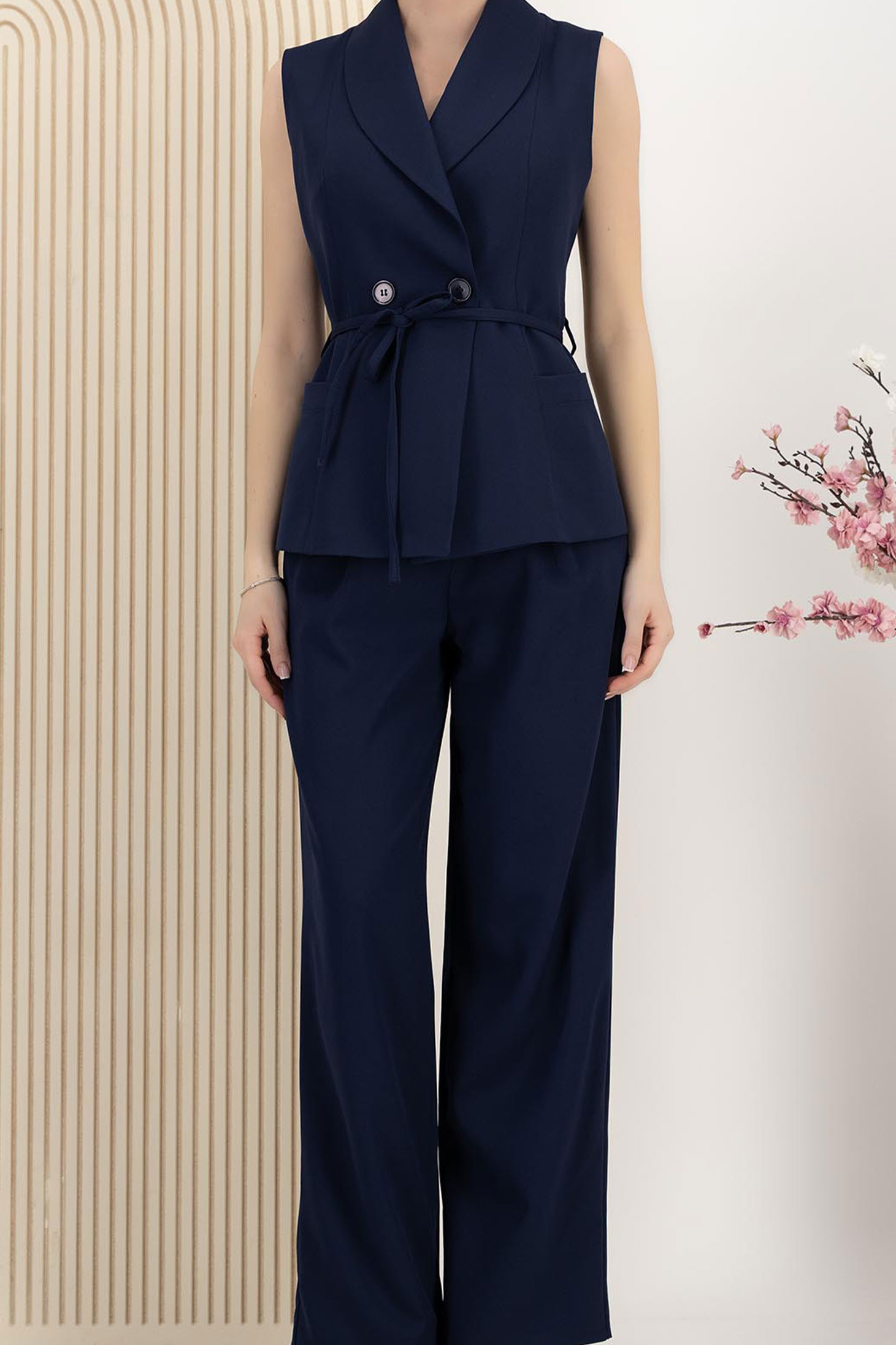 Compleu din stofa elastica bleumarin cu un croi drept si buzunare laterale 4 - StarShinerS.ro