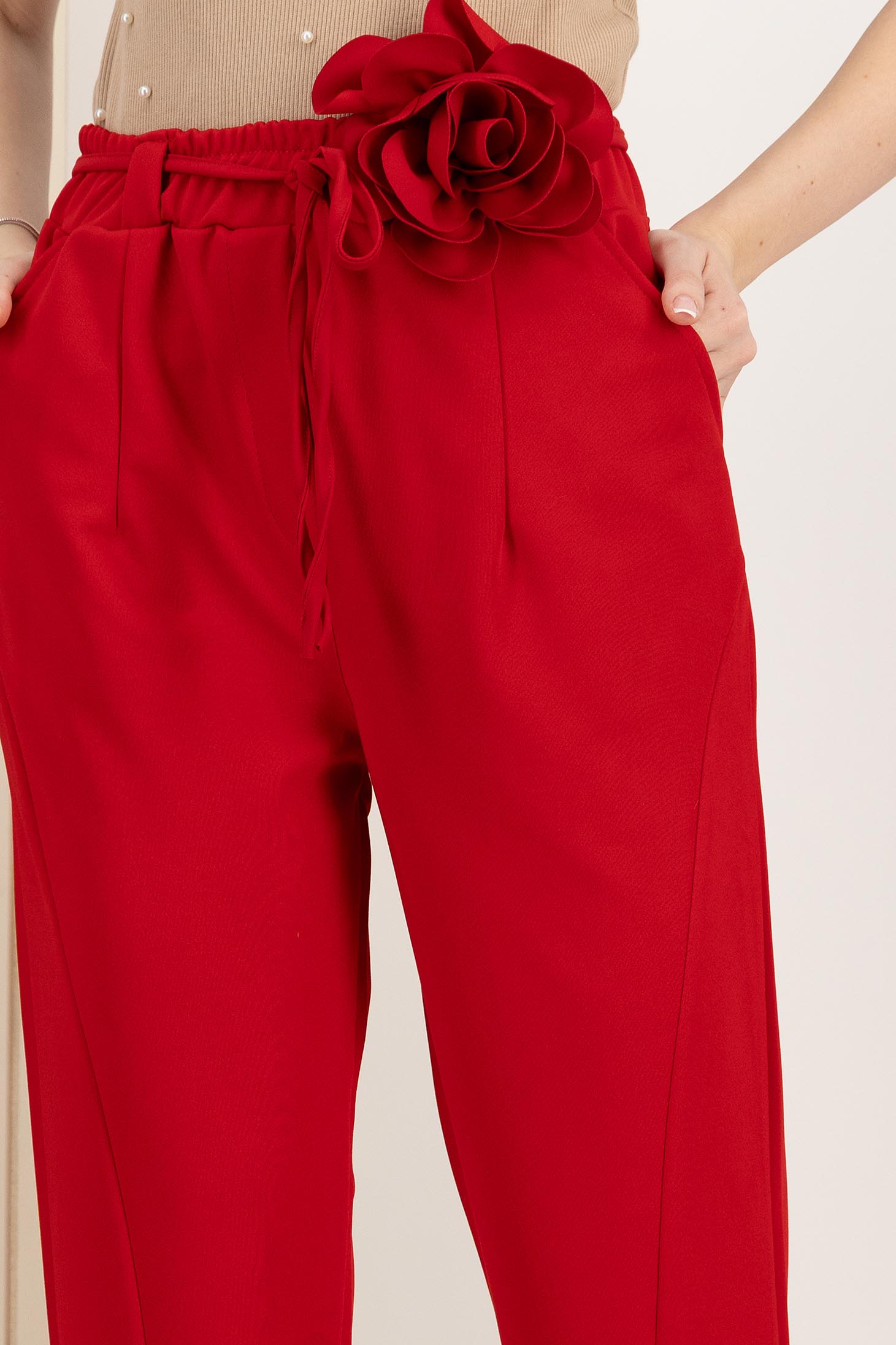 Pantaloni lungi din stofa elastica rosii cu elastic in talie si cordon detasabil cu floare maxi 5 - StarShinerS.ro