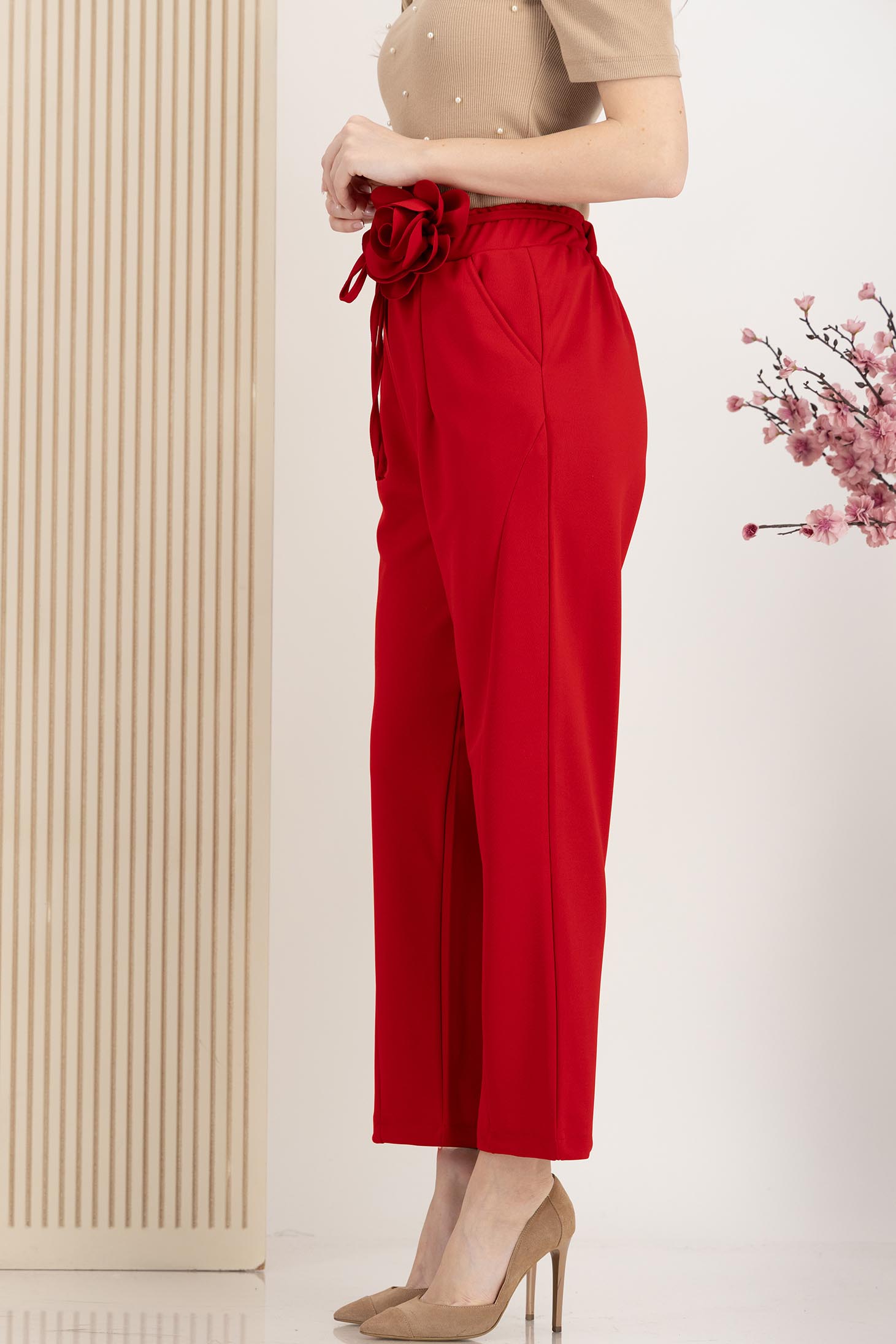 Pantaloni lungi din stofa elastica rosii cu elastic in talie si cordon detasabil cu floare maxi 3 - StarShinerS.ro