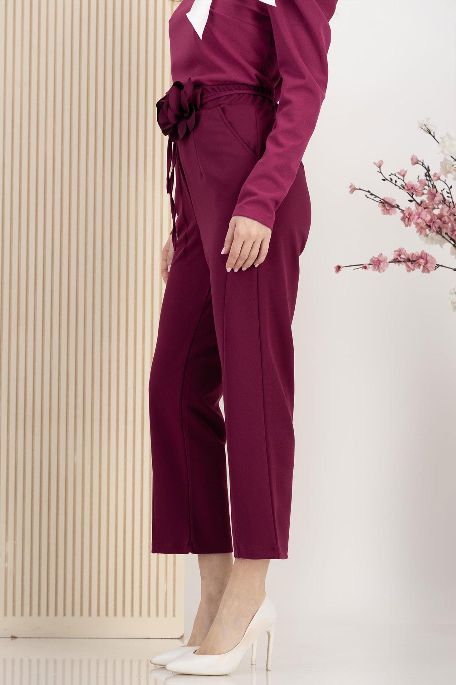 Pantaloni lungi din stofa elastica zmeura cu elastic in talie si cordon detasabil cu floare maxi 3 - StarShinerS.ro