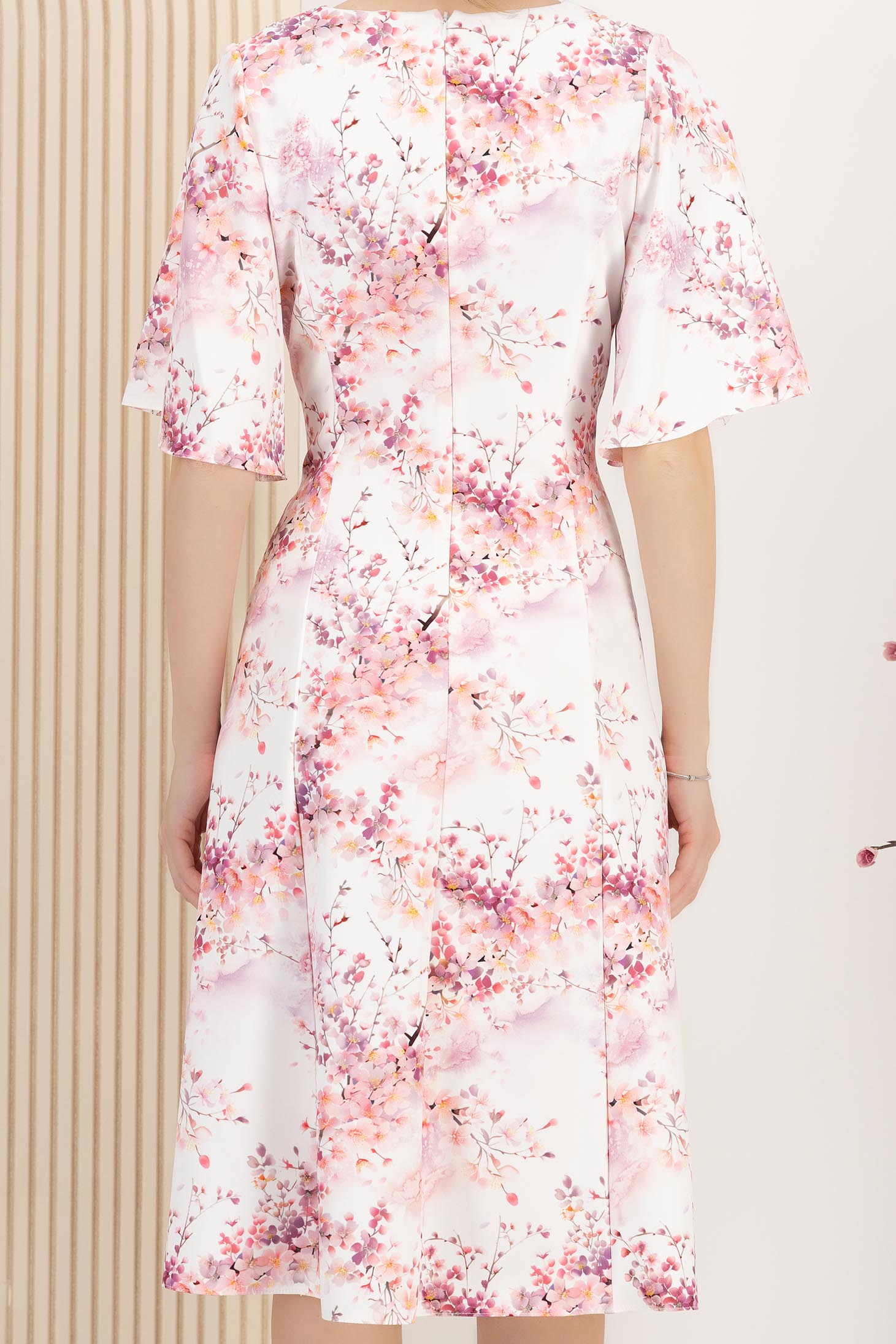 Rochie din stofa elastica roz midi in clos cu buzunare si imprimeu floral 5 - StarShinerS.ro