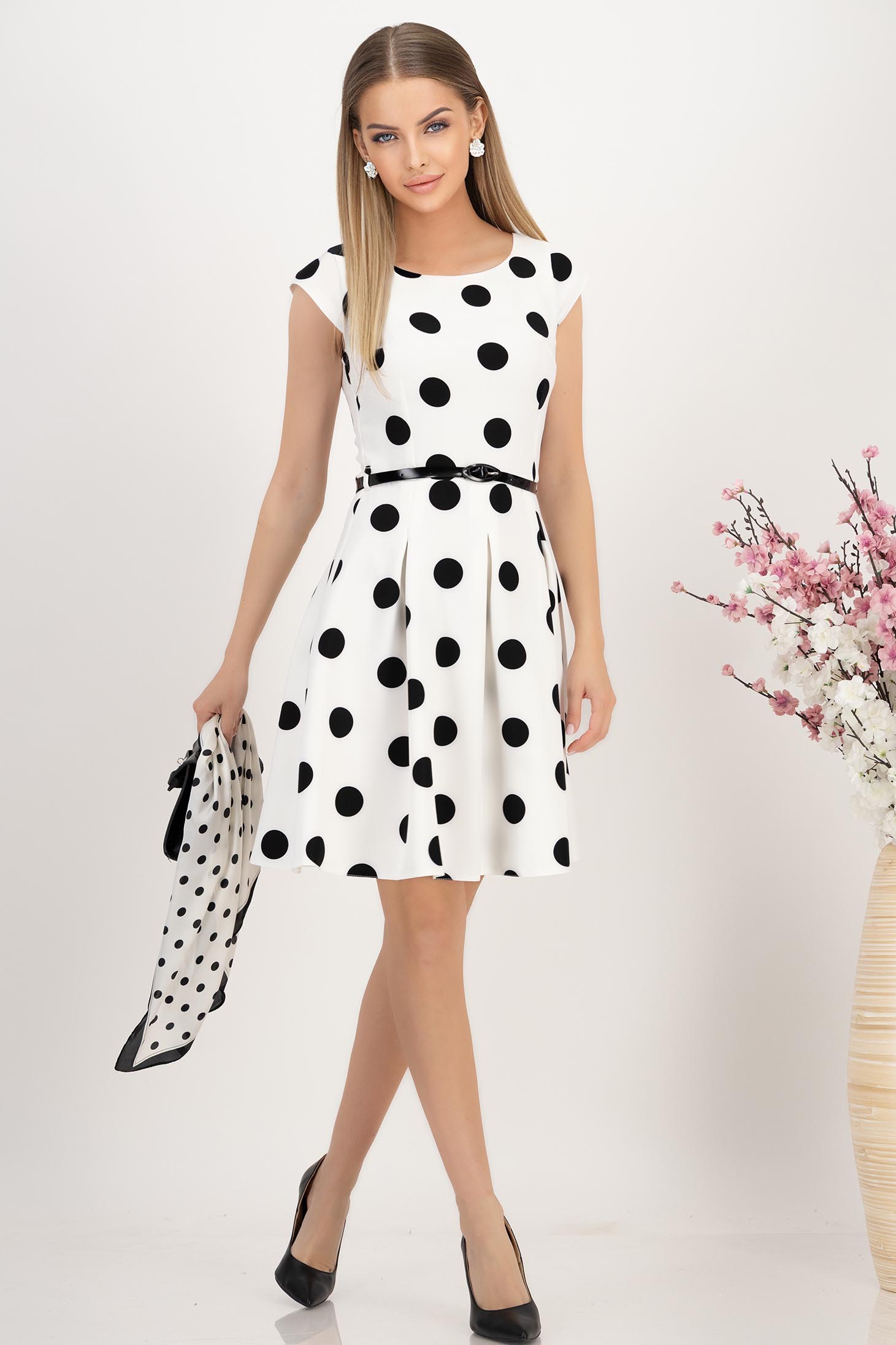 Rochie cu buline din stofa elastica neagra in clos cu accesoriu tip curea 3 - StarShinerS.ro