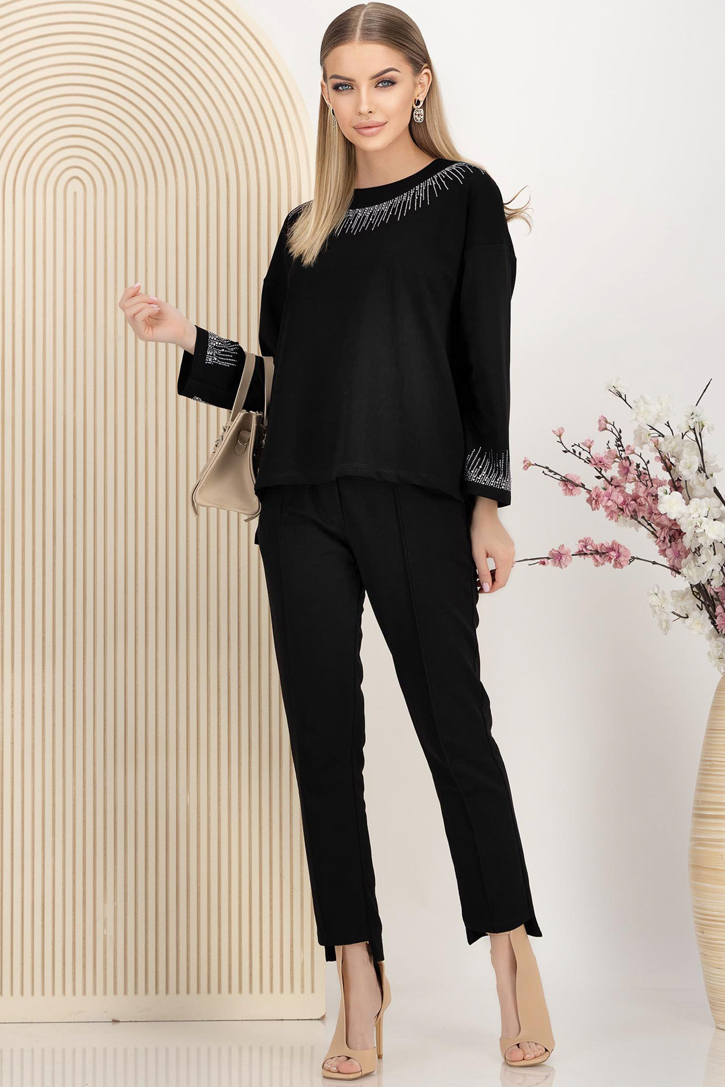 Trening din bumbac negru cu croi larg si elastic in talie cu aplicatii stralucitoare 3 - StarShinerS.ro