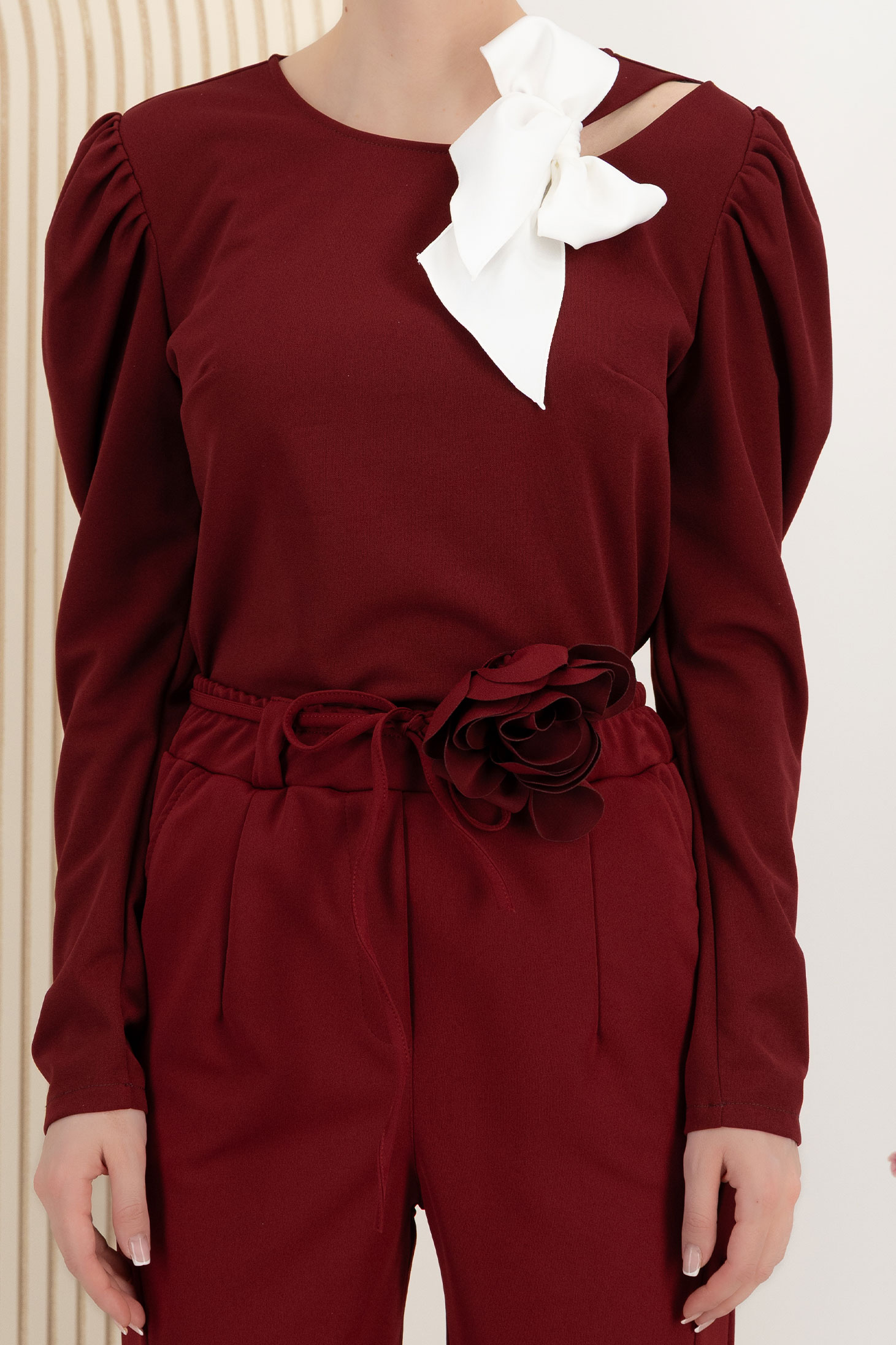 Bluza dama din crep visinie cu croi larg si decupaj frontal accesorizat cu esarfa 5 - StarShinerS.ro