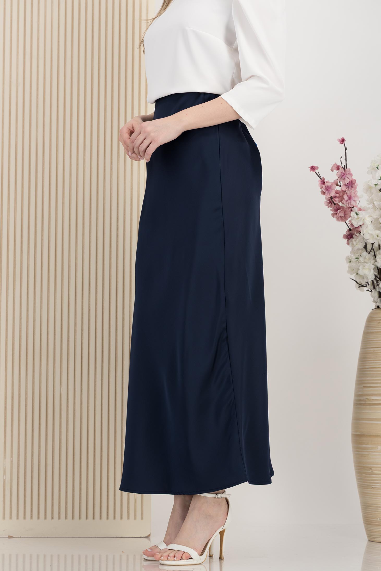 Fusta din satin bleumarin midi in clos cu elastic in talie 3 - StarShinerS.ro