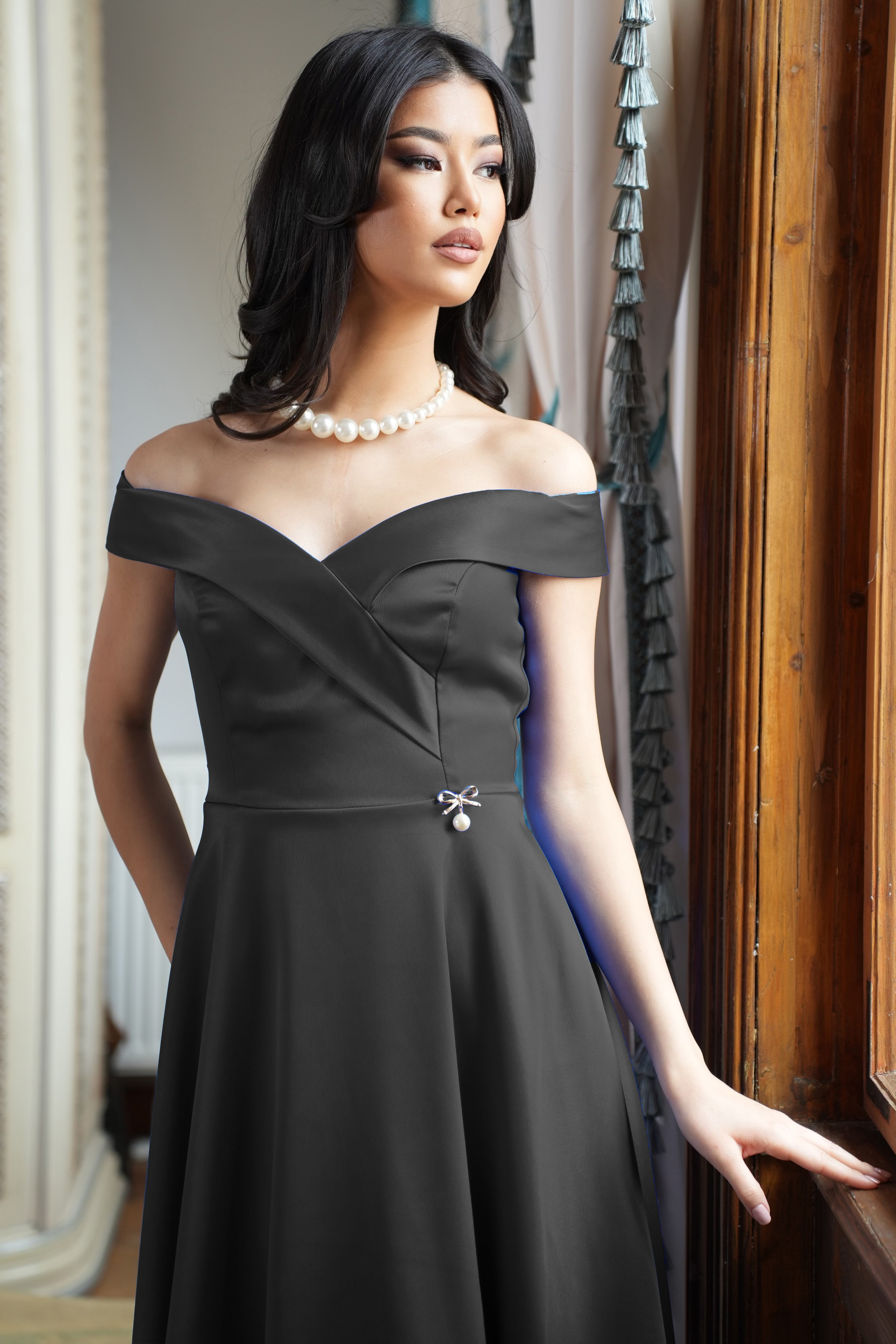 Rochie din tafta elastica satinata neagra midi in clos cu umeri goi accesorizata cu brosa - StarShinerS 7 - StarShinerS.ro