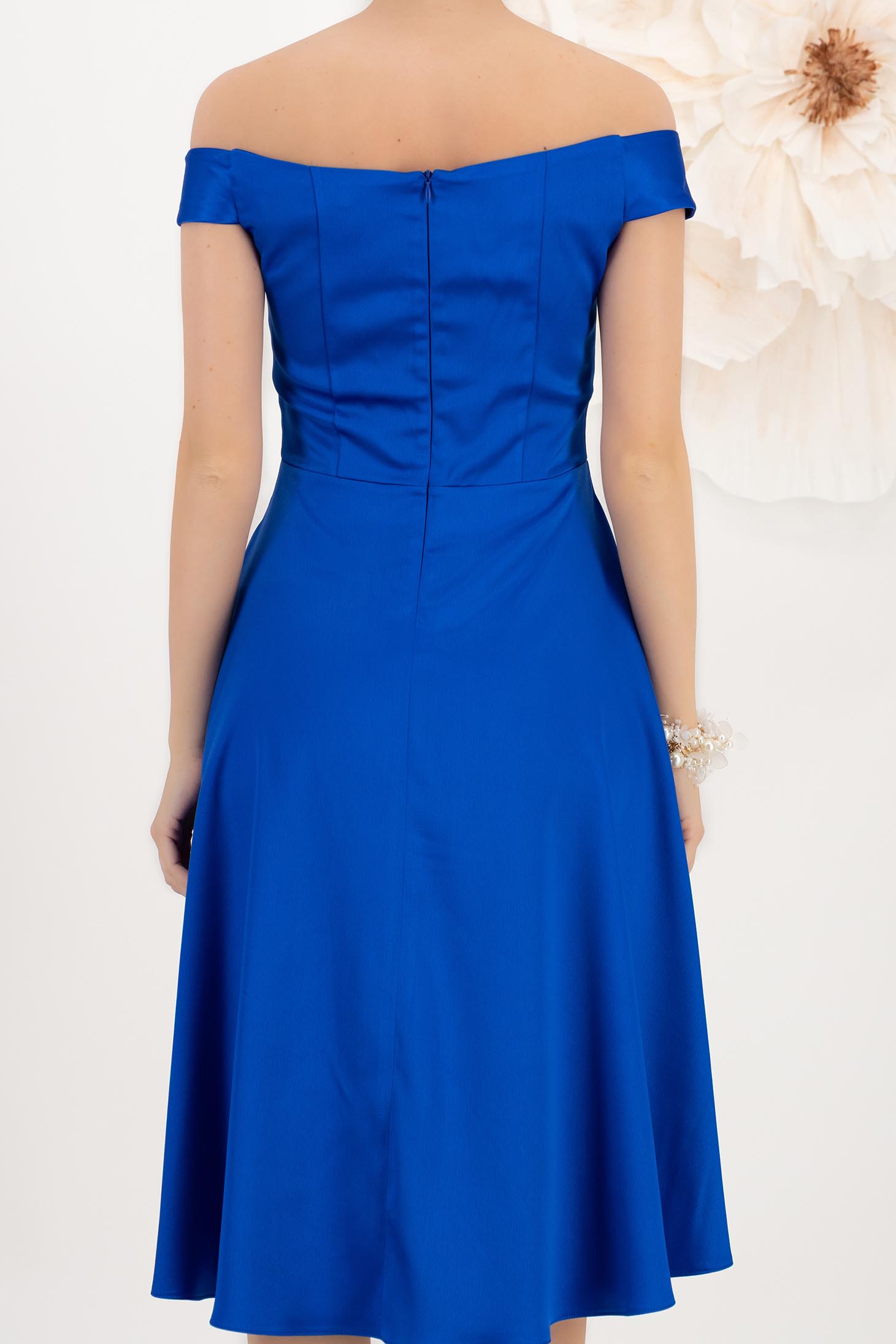 Rochie din tafta elastica satinata albastra midi in clos cu umeri goi accesorizata cu brosa - StarShinerS 5 - StarShinerS.ro