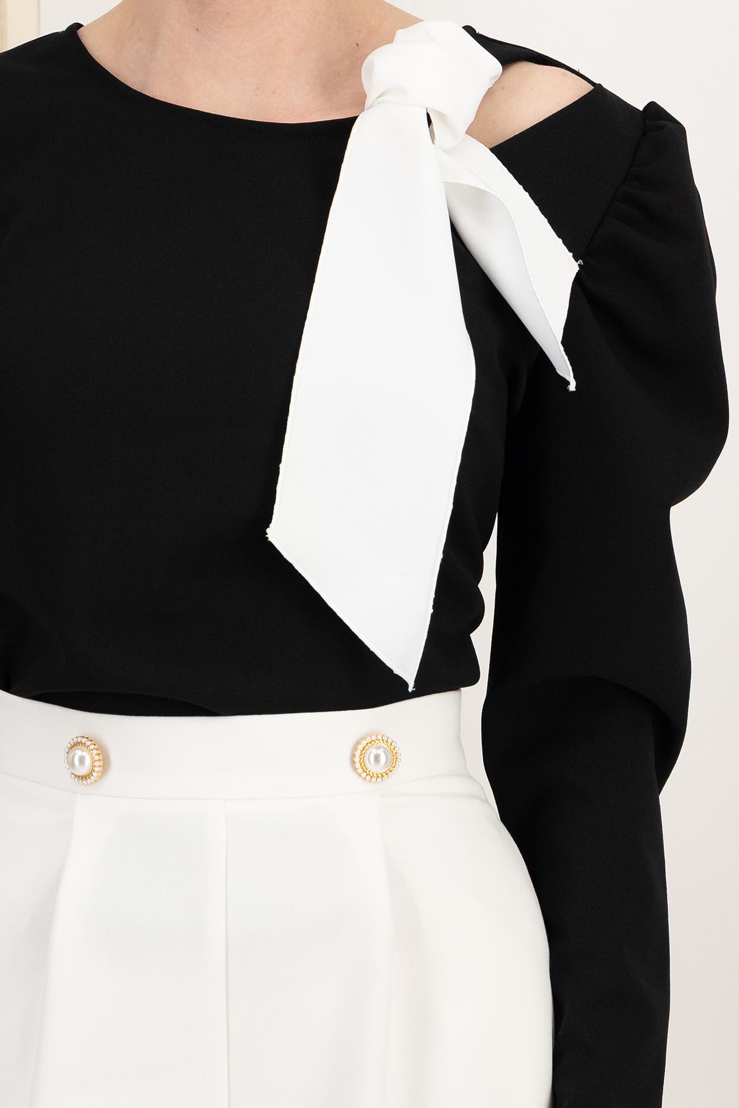 Bluza dama din crep neagra cu croi larg si decupaj frontal accesorizat cu esarfa 6 - StarShinerS.ro