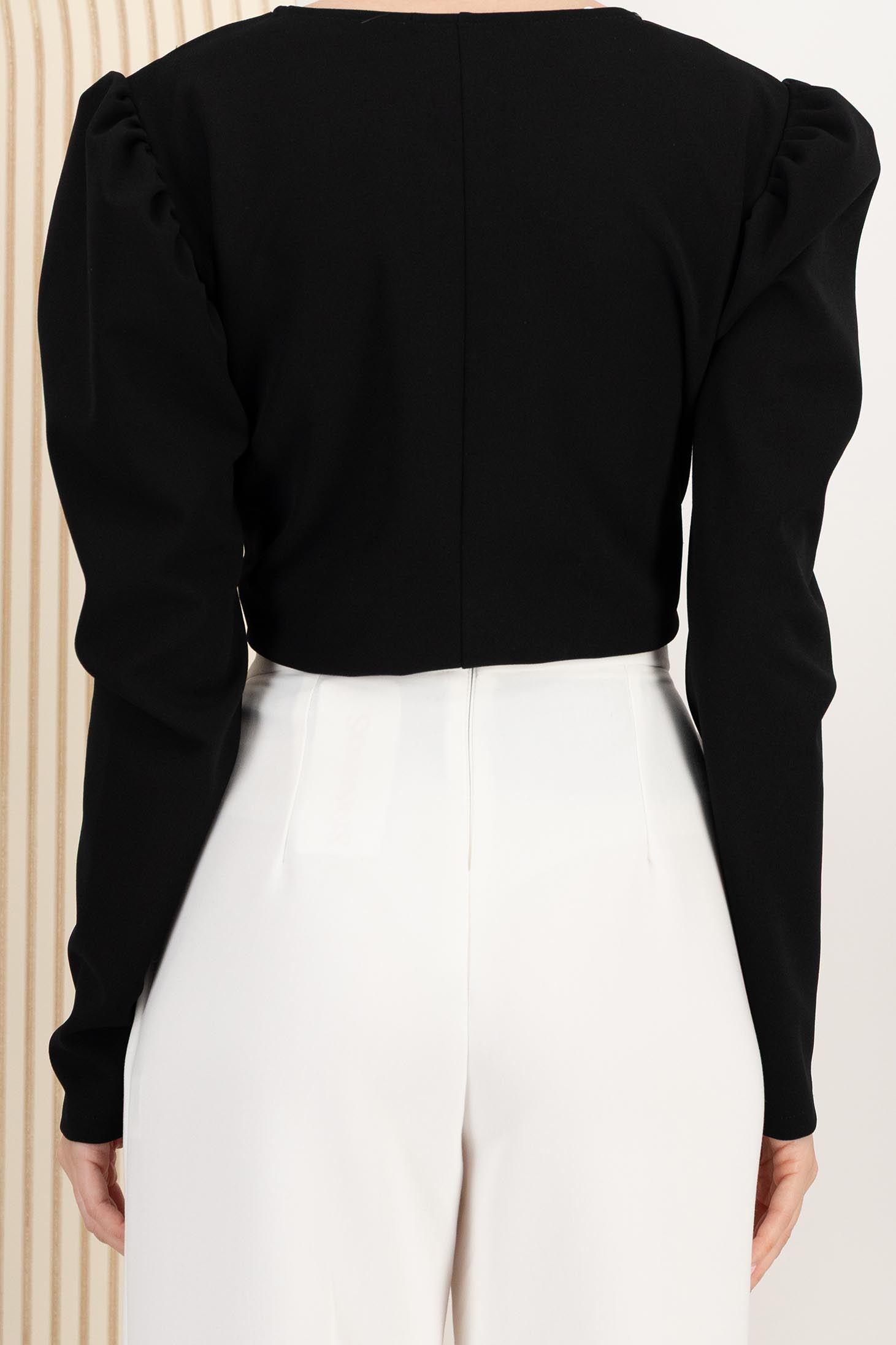Bluza dama din crep neagra cu croi larg si decupaj frontal accesorizat cu esarfa 5 - StarShinerS.ro