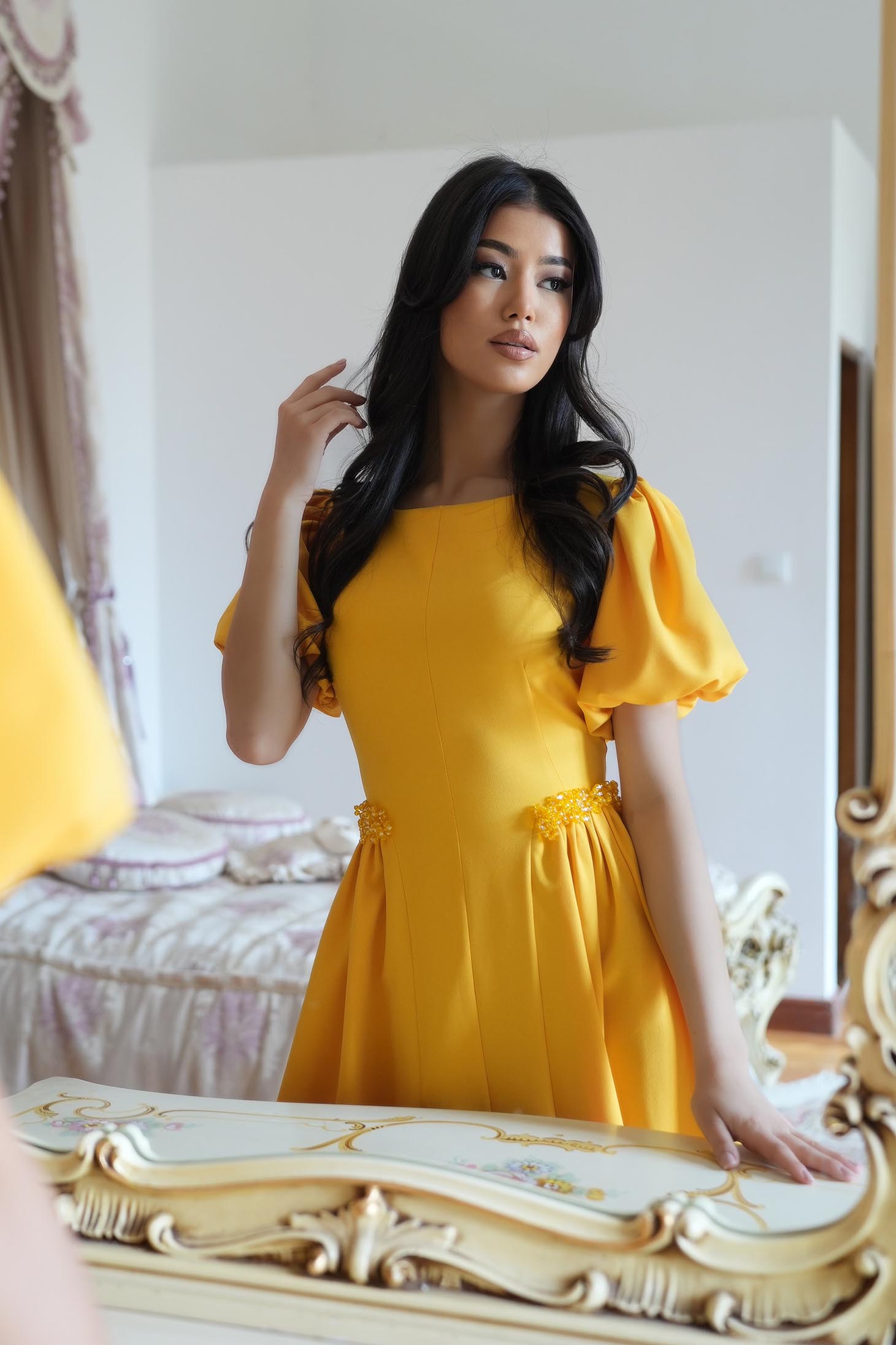 Rochie din stofa elastica galbena midi in clos cu maneci bufante si aplicatii stralucitoare - StarShinerS 5 - StarShinerS.ro