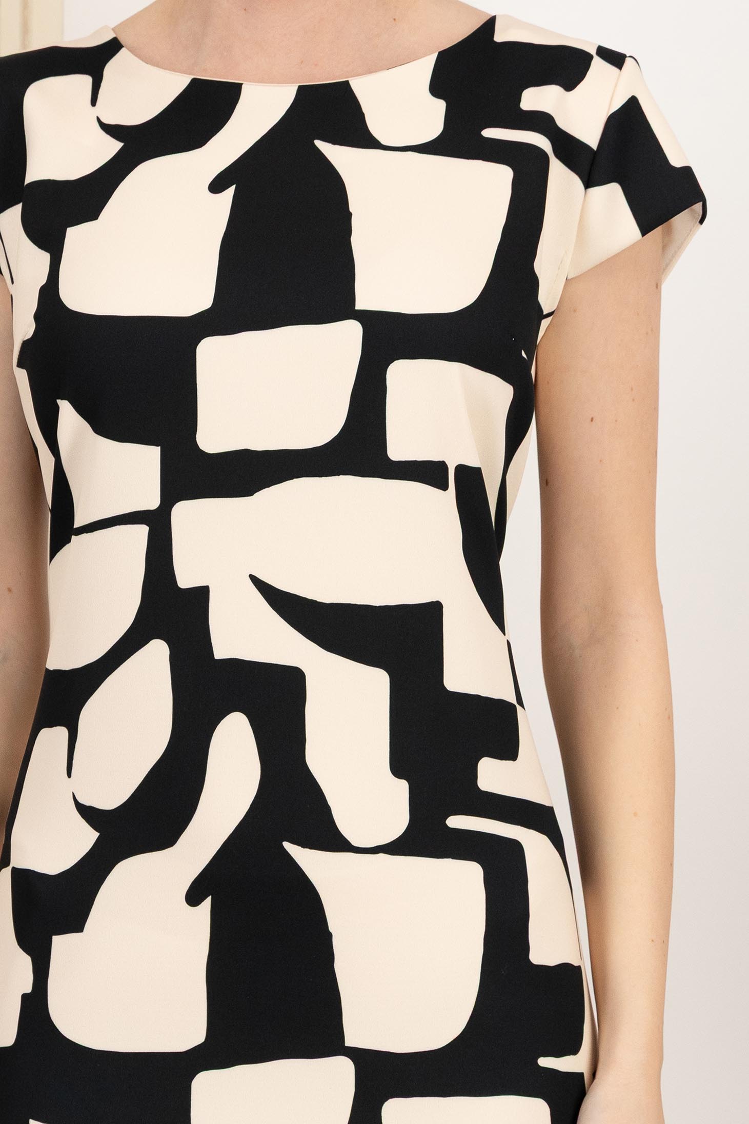 Rochie din stofa elastica neagra scurta cu un croi drept si imprimeu abstract 6 - StarShinerS.ro