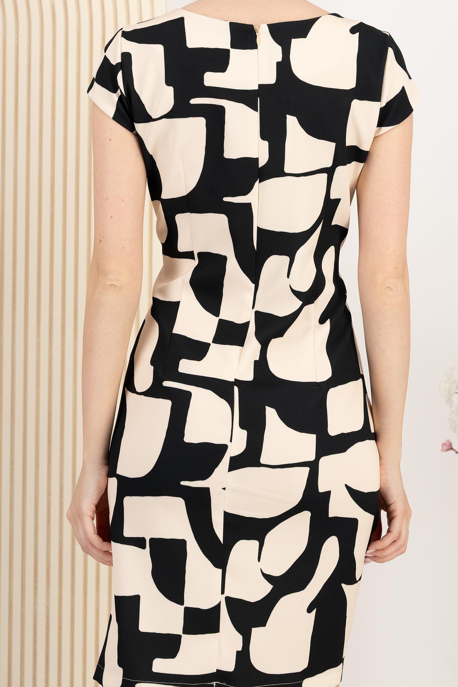 Rochie din stofa elastica neagra scurta cu un croi drept si imprimeu abstract 5 - StarShinerS.ro
