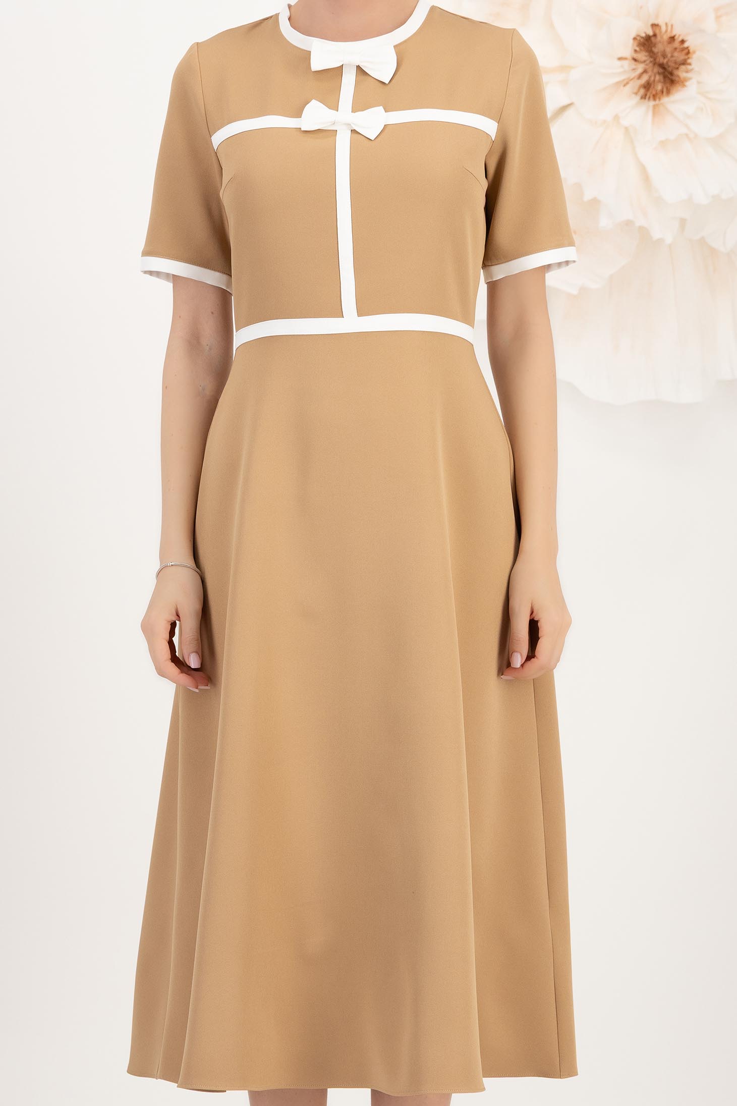 Rochie din stofa elastica bej midi in clos accesorizata cu fundite contrastante - StarShinerS 4 - StarShinerS.ro