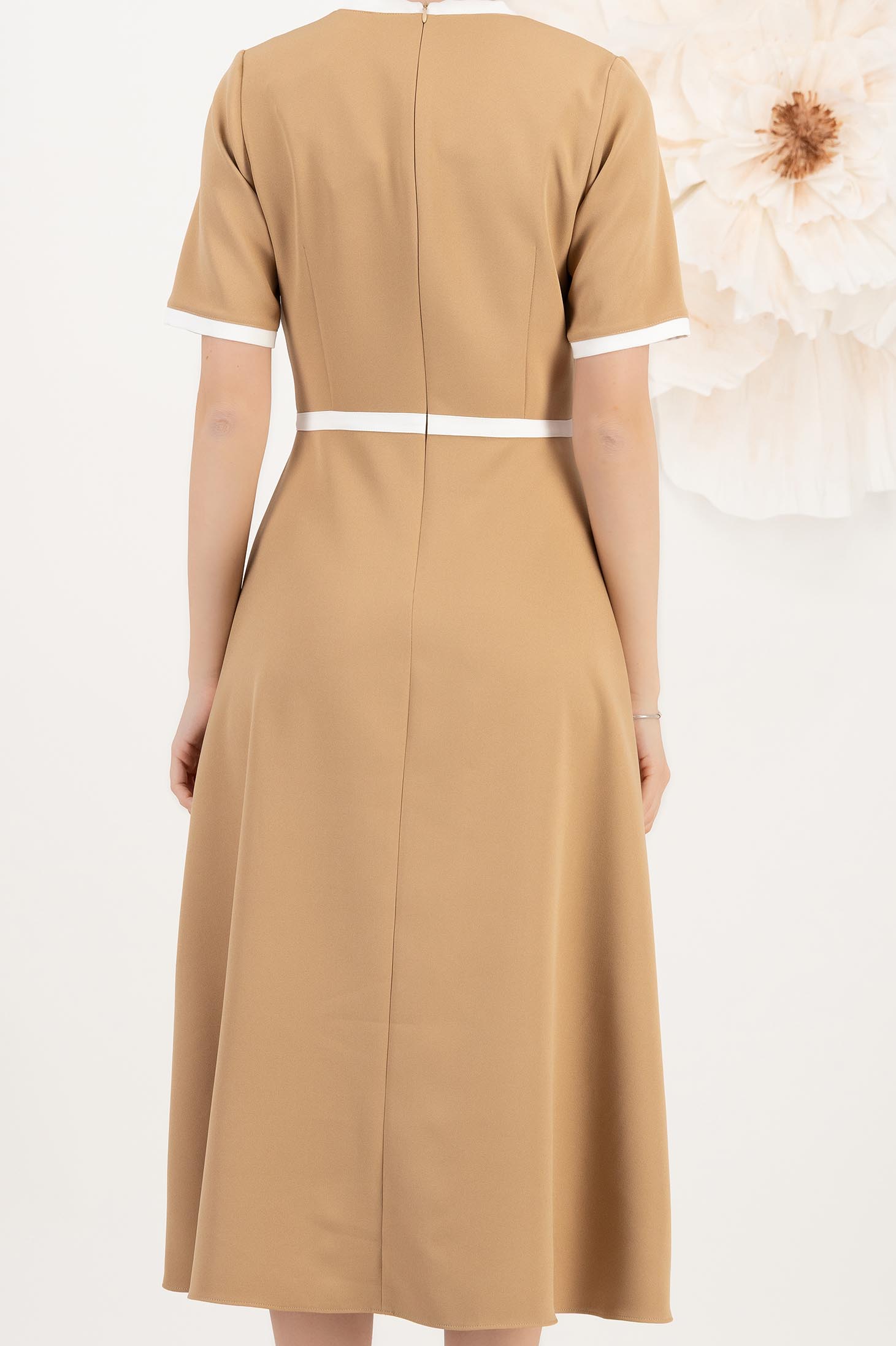 Rochie din stofa elastica bej midi in clos accesorizata cu fundite contrastante - StarShinerS 5 - StarShinerS.ro