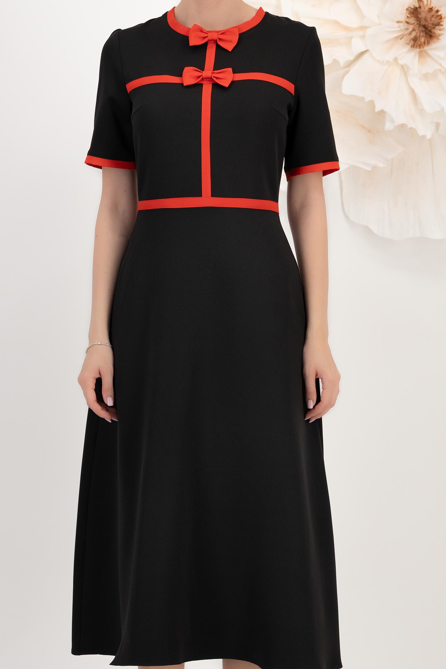 Rochie din stofa elastica neagra midi in clos accesorizata cu fundite contrastante - StarShinerS 4 - StarShinerS.ro