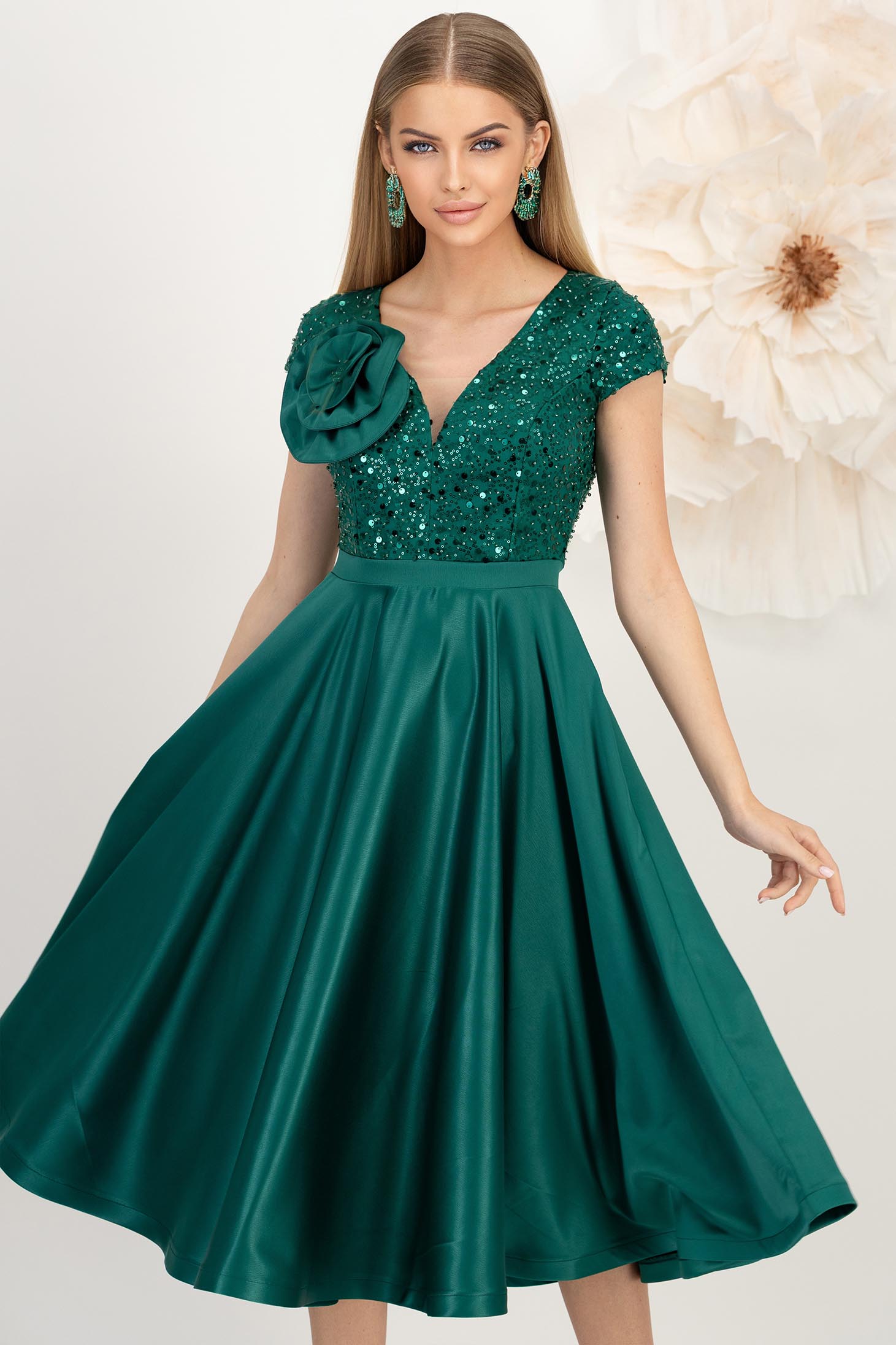StarShinerS.ro Rochie din tafta elastica satinata si paiete verde midi in clos accesorizata cu brosa maxi - StarShinerS