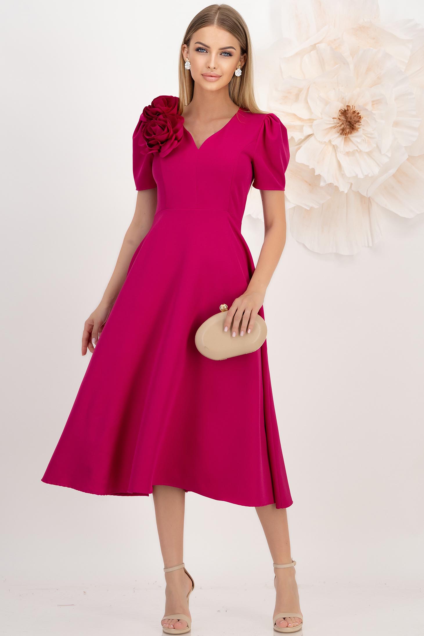 StarShinerS.ro Rochie din stofa elastica fuchsia midi in clos cu decolteu in v accesorizata cu 2 brose 3D - StarShinerS