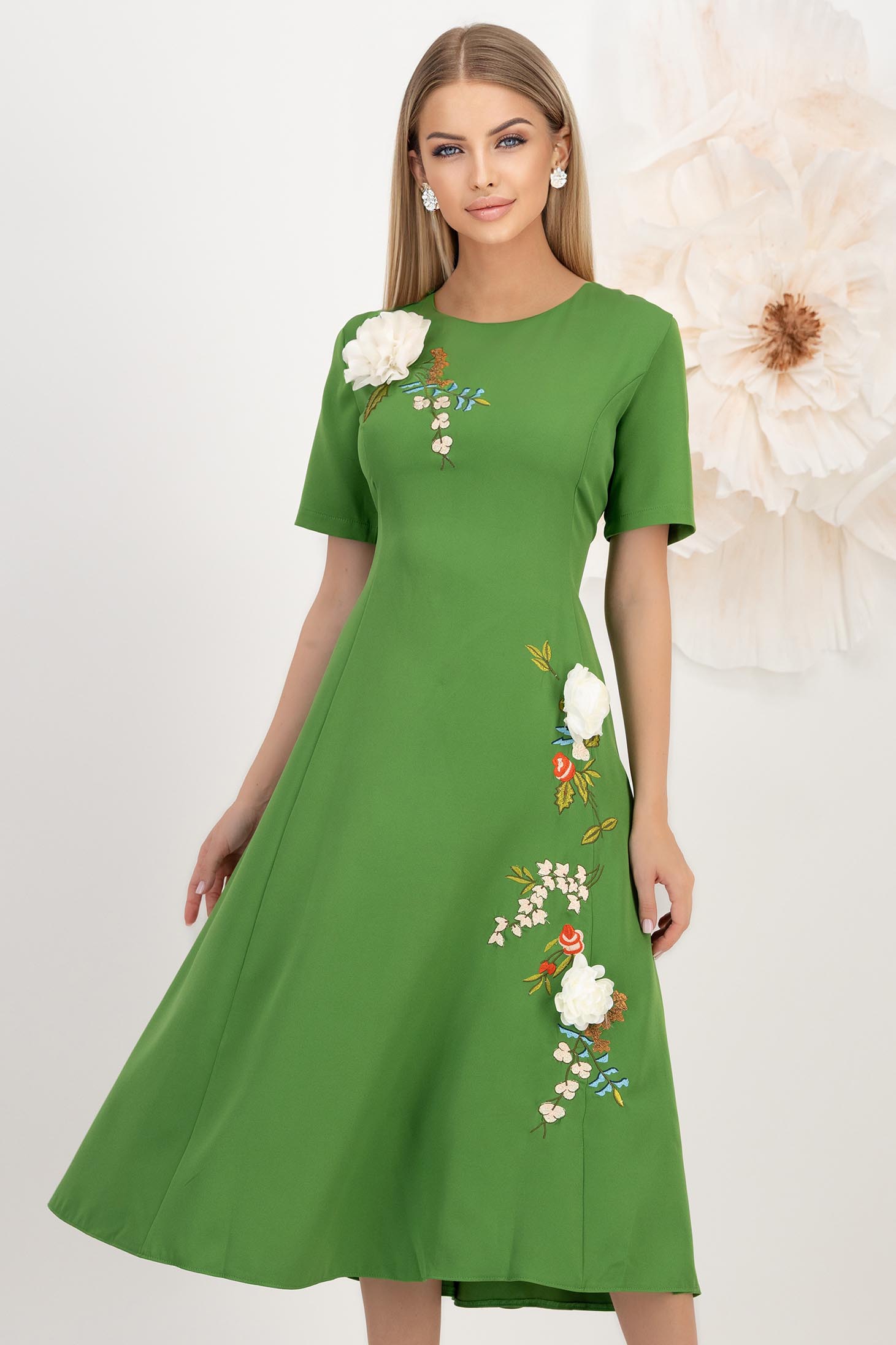 StarShinerS.ro Rochie din stofa elastica verde midi in clos cu detalii brodate si aplicatii florale - StarShinerS