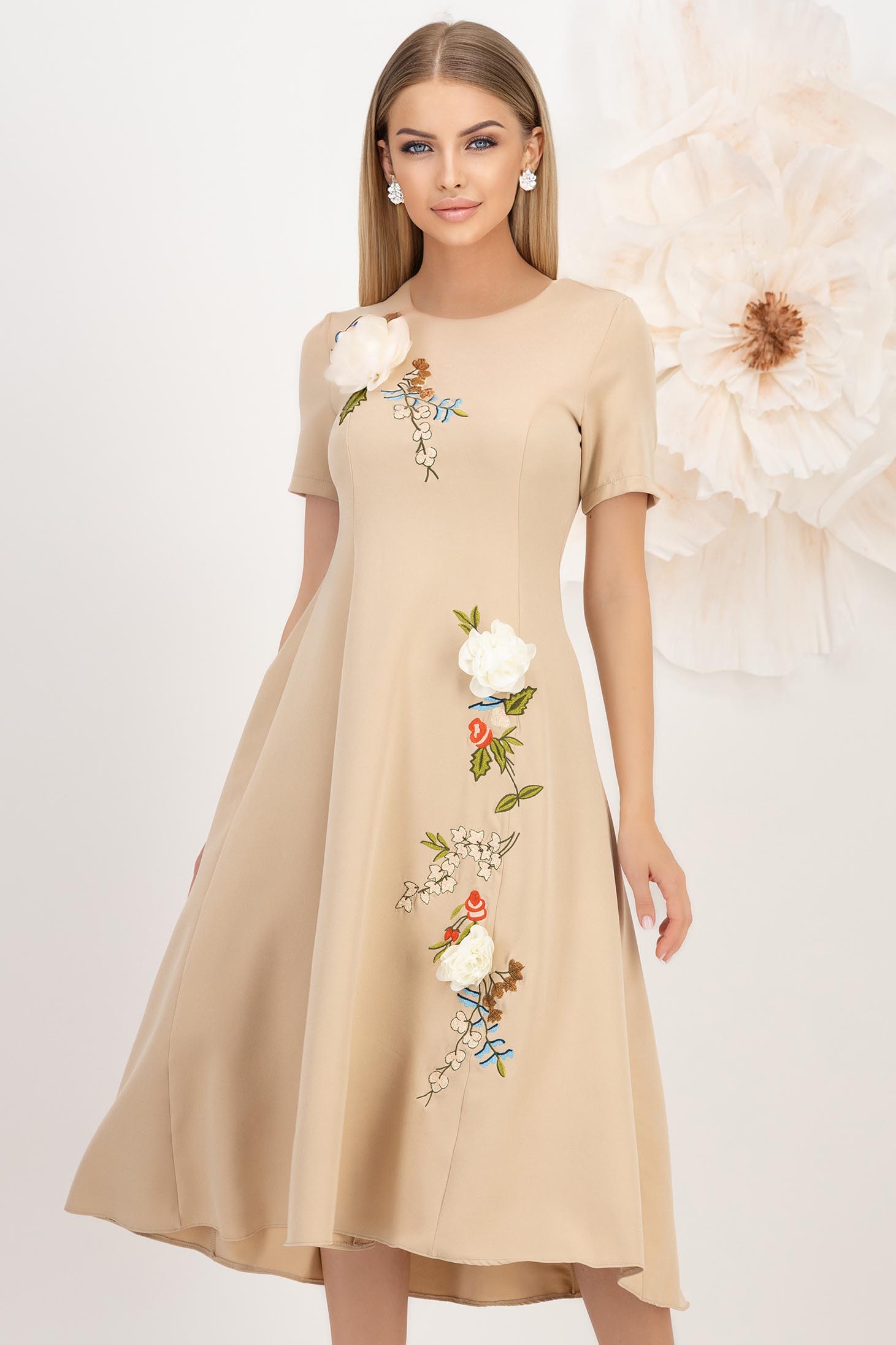 StarShinerS.ro Rochie din stofa elastica bej midi in clos cu detalii brodate si aplicatii florale - StarShinerS