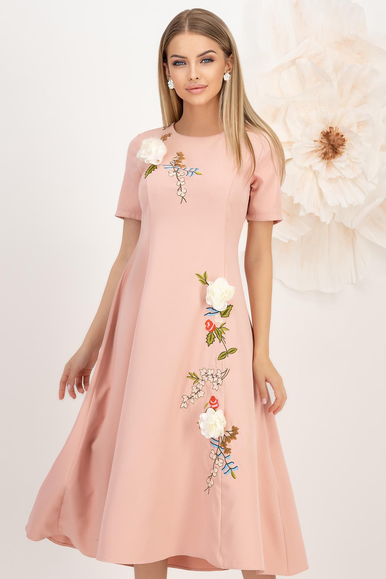 StarShinerS.ro Rochie din stofa elastica roz pudra midi in clos cu detalii brodate si aplicatii florale - StarShinerS