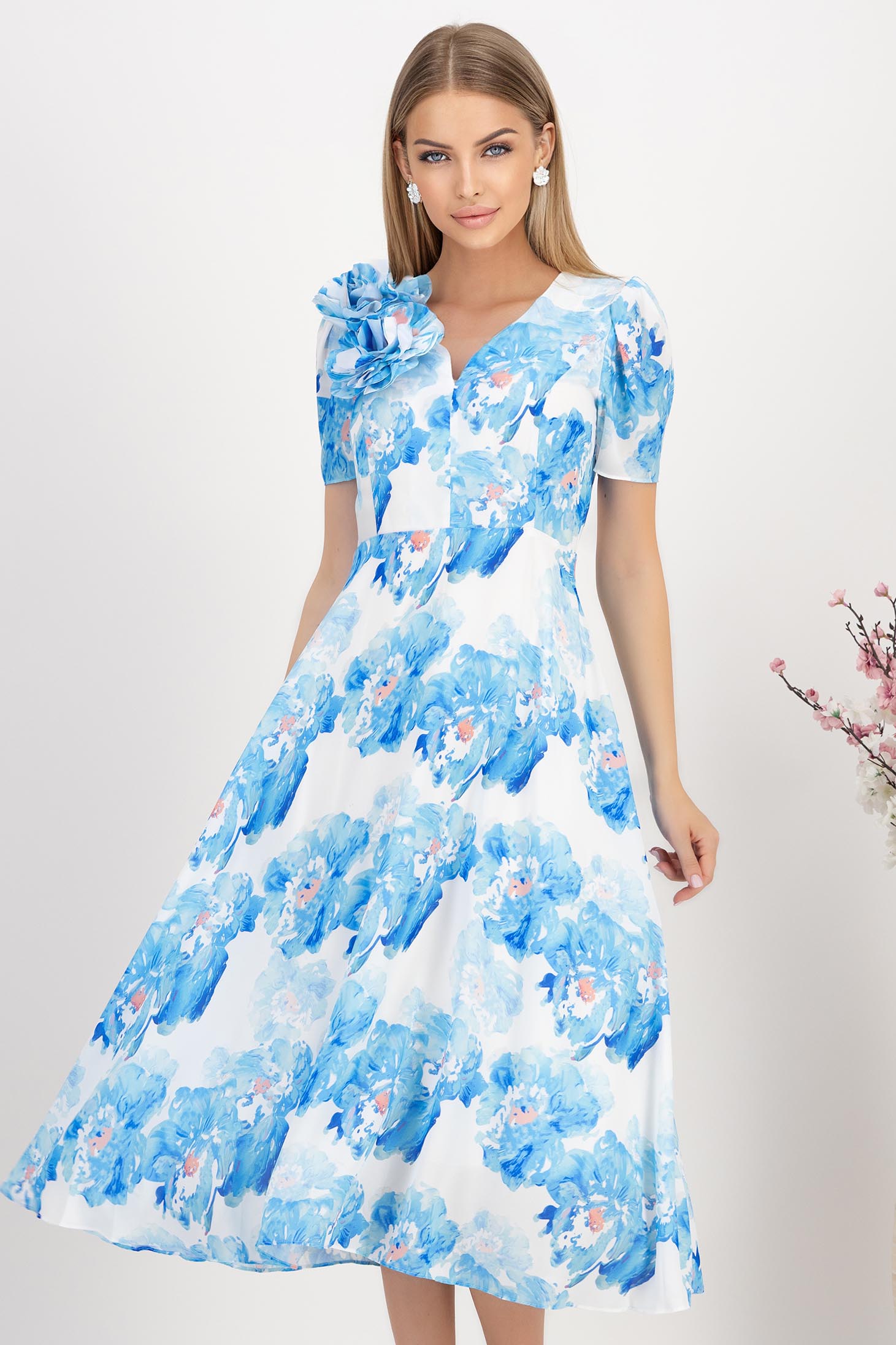StarShinerS.ro Rochie din voal albastra midi in clos accesorizata cu 2 brose florale maxi - StarShinerS