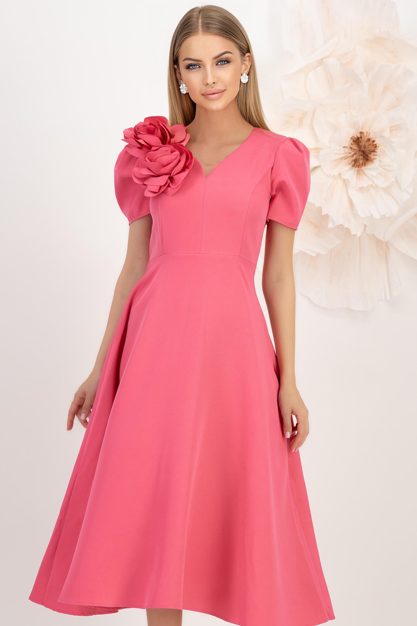 StarShinerS.ro Rochie din stofa elastica roz midi in clos cu decolteu in v accesorizata cu 2 brose 3D - StarShinerS
