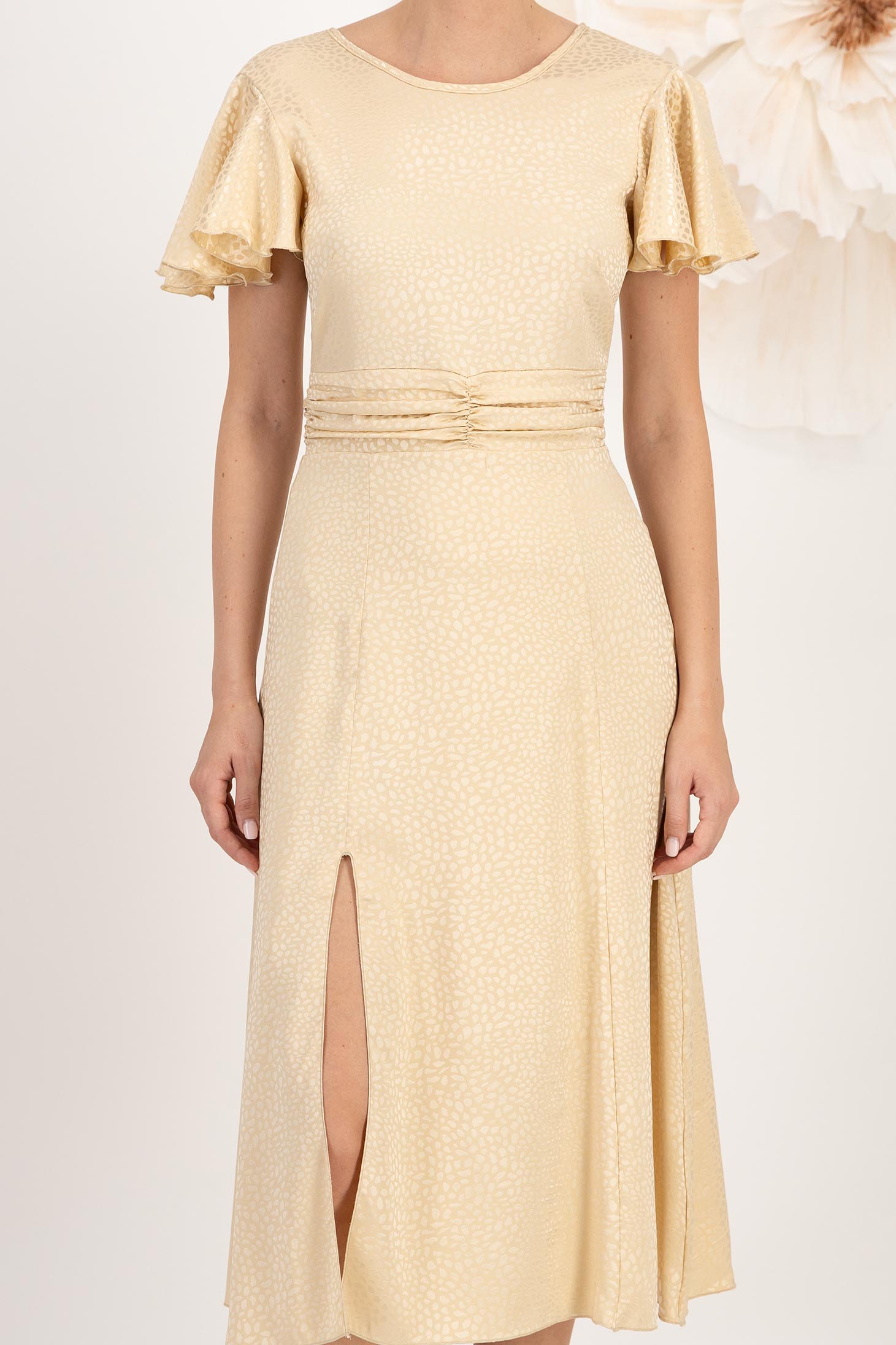 Rochie din satin bej midi in clos crapata pe picior cu volanase la umeri - StarShinerS 4 - StarShinerS.ro