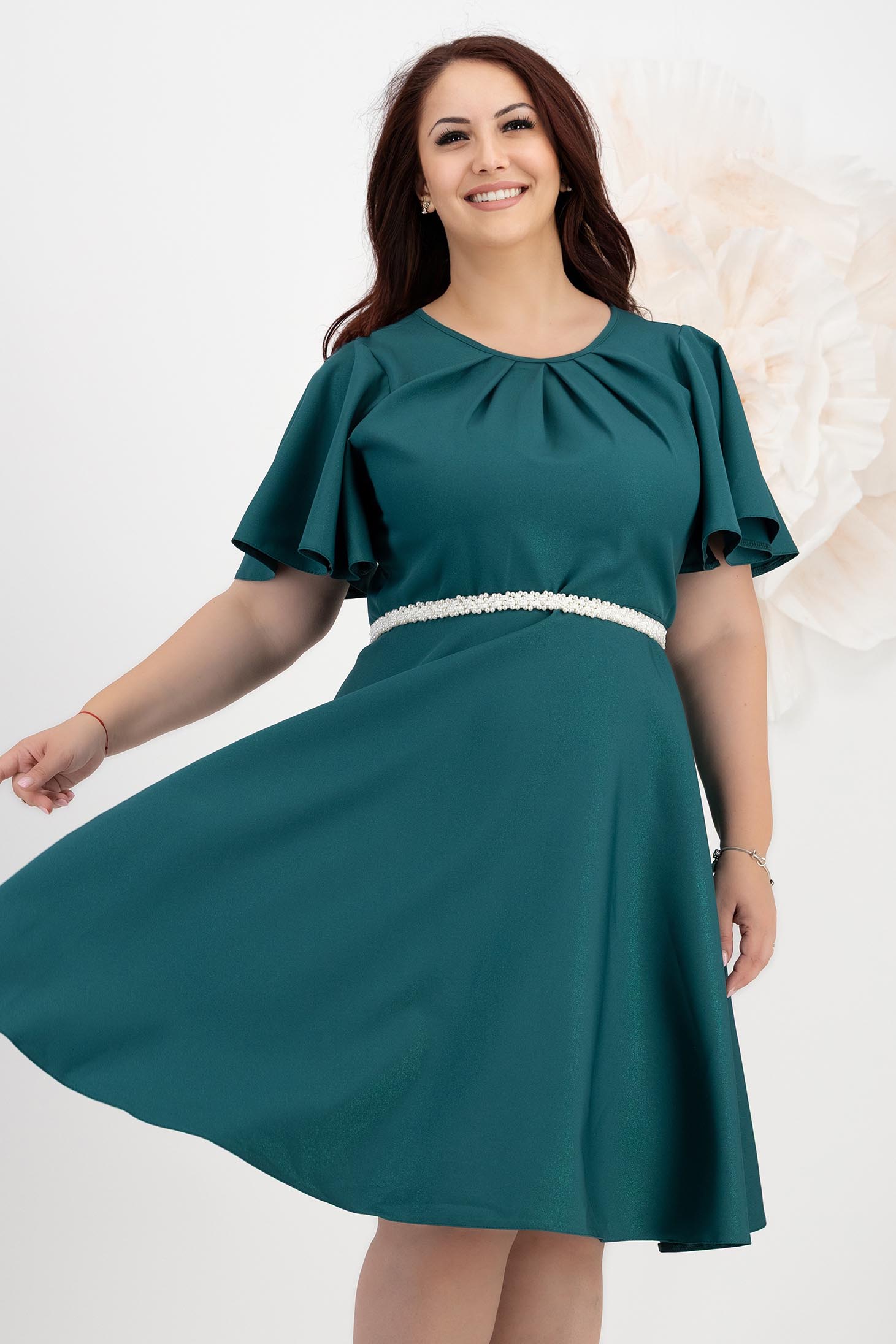 StarShinerS.ro Rochie din stofa elastica cu sclipici verde pana la genunchi in clos accesorizata cu cordon cu perle - StarShinerS