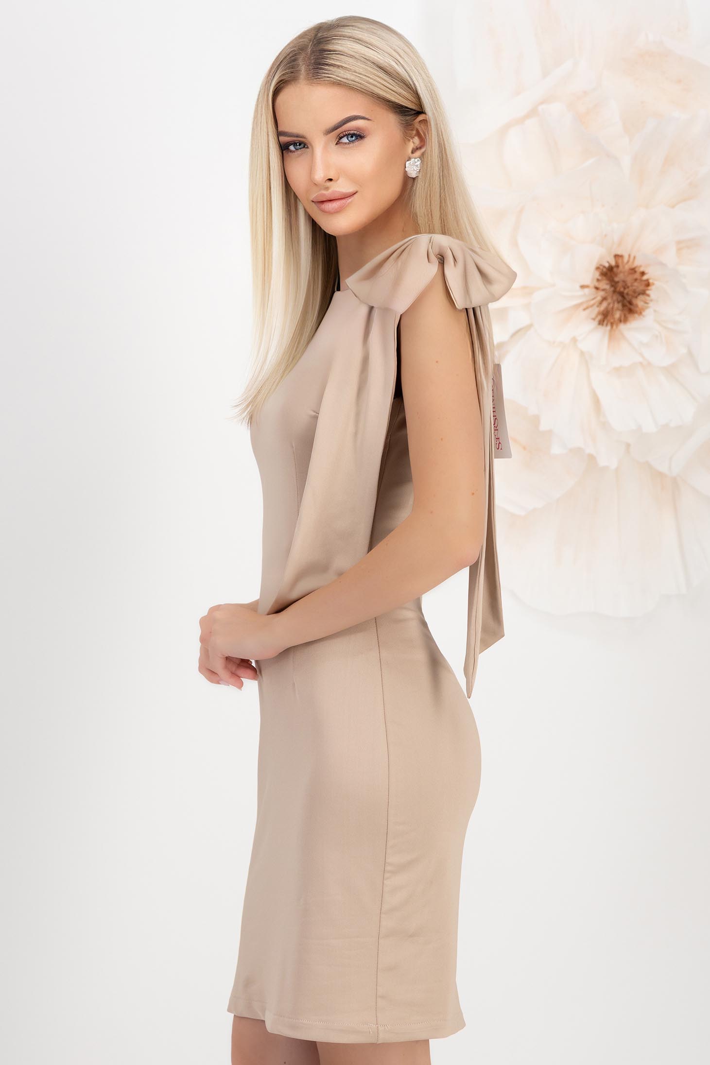 Rochie din lycra sidefata bej scurta tip creion cu decolteu in v la spate si brosa detasabila tip funda maxi- StarShinerS 2 - StarShinerS.ro